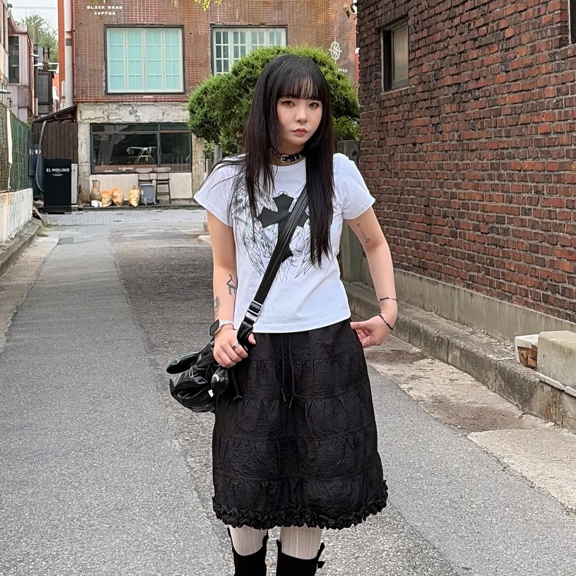 SLOW RECORD HOUSE Cross Wing T-Shirt White 착용 스타일 - 1