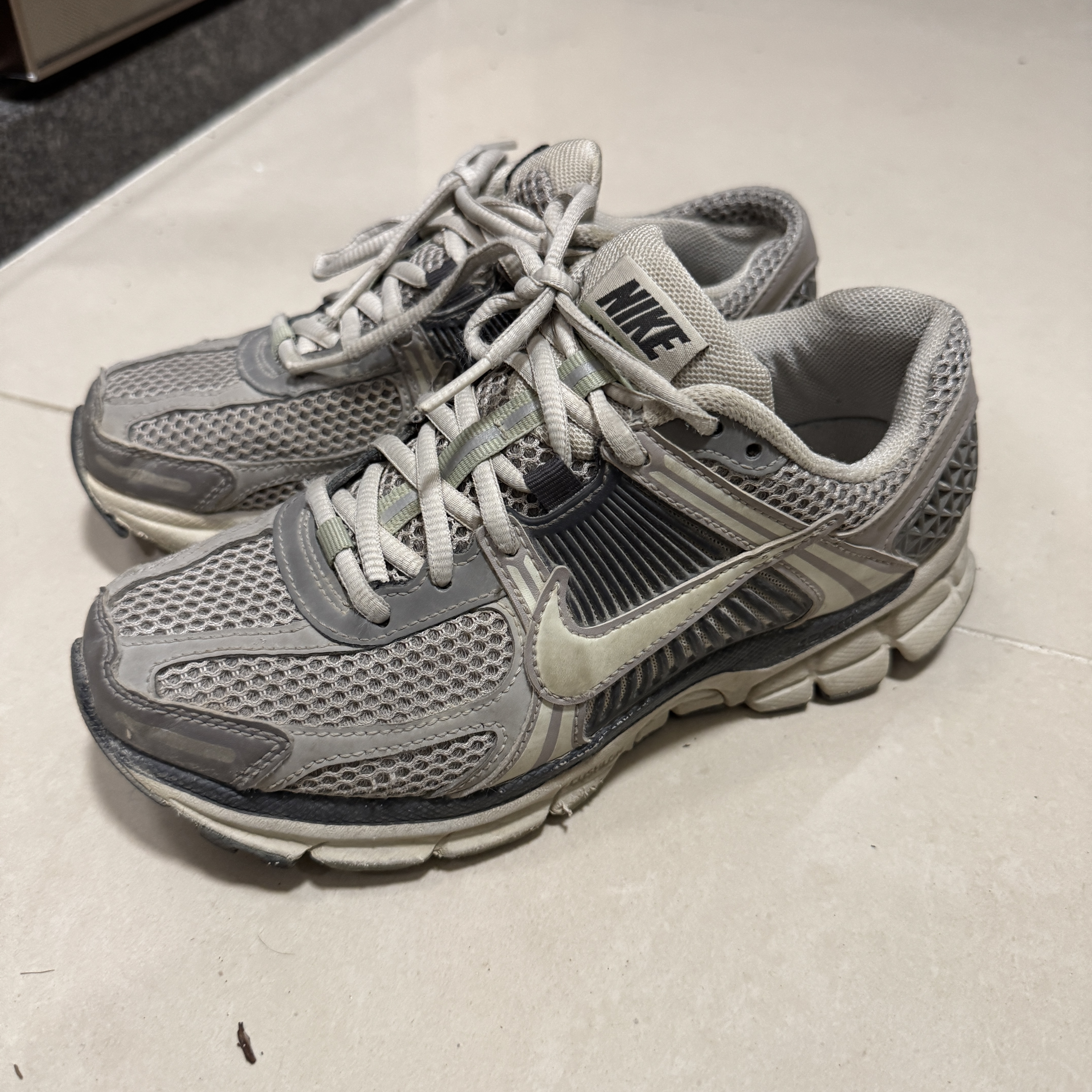 (W) Nike Zoom Vomero 5 Cobblestone and Flat Pewter 착용 스타일