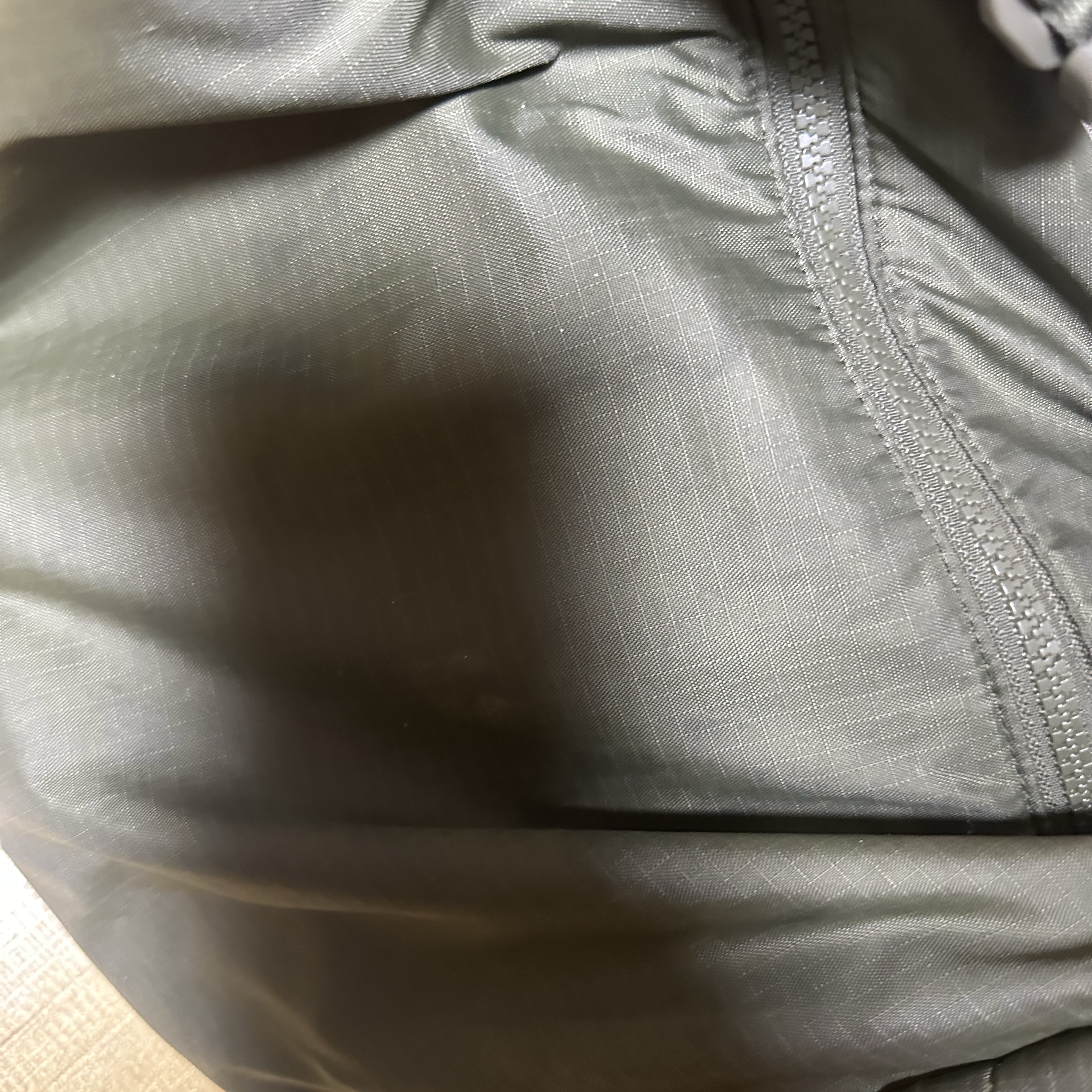 Uniqlo Multi Pocket Shoulder Bag Olive 착용 스타일