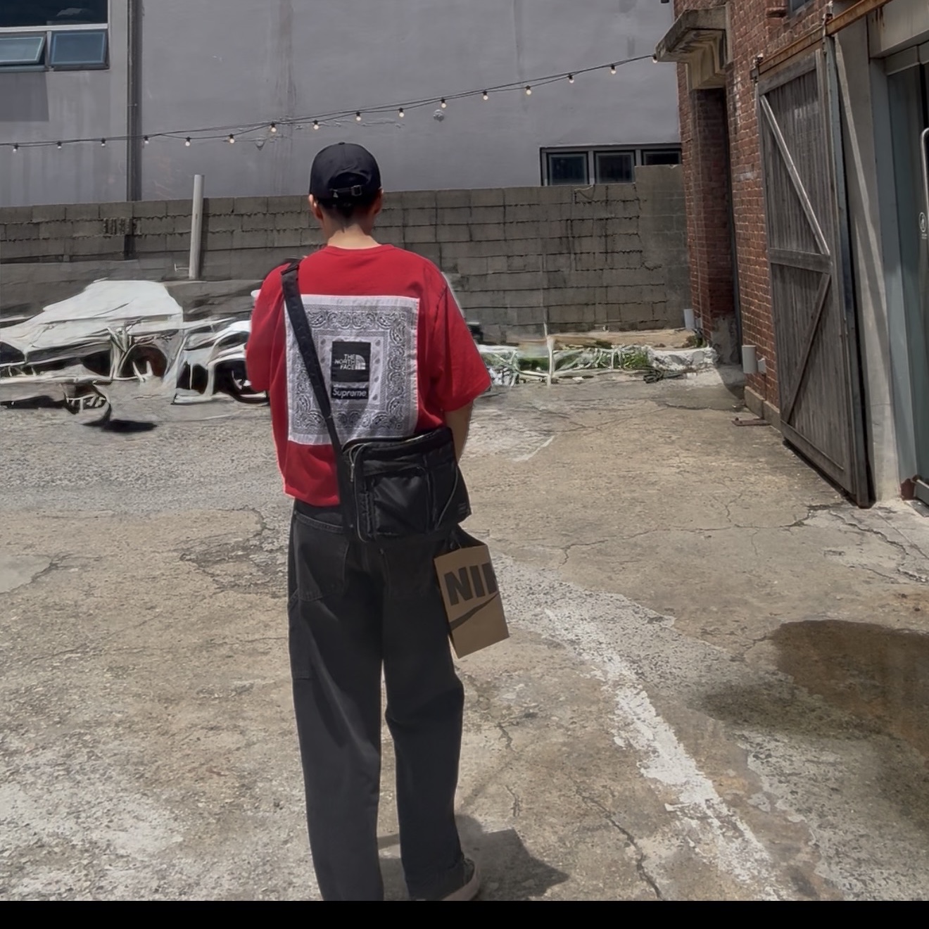 Supreme x The North Face Bandana T-Shirt Red - 22SS, Porter Tanker Shoulder Bag L Black 착용 스타일 - 2