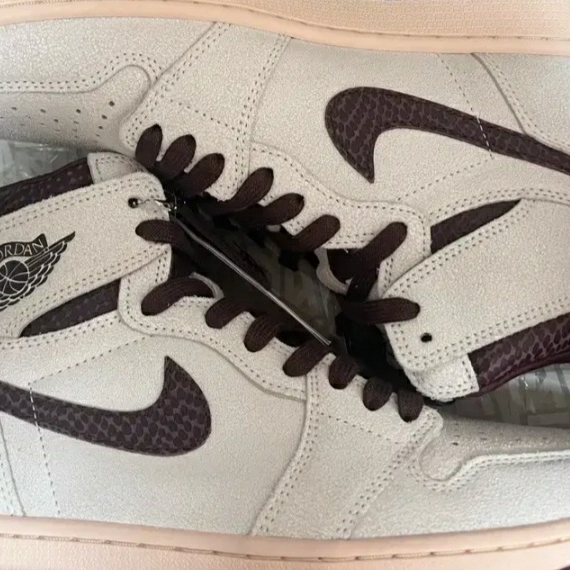 Jordan 1 x A Ma Maniere Retro High OG SP Sail and Burgundy 착용 스타일