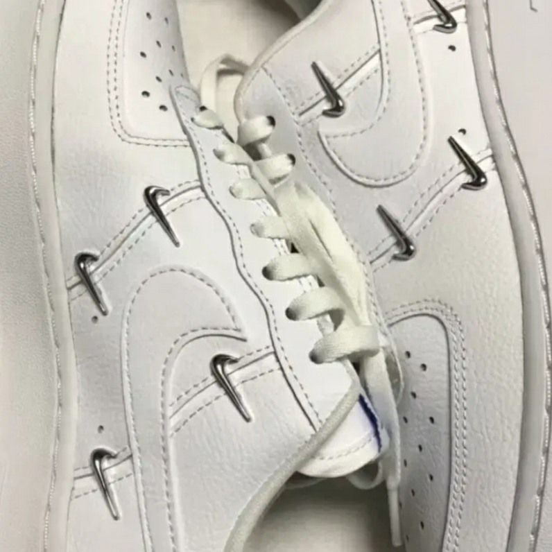 (W) Nike Air Force 1 '07 LV8 Sail Metallic Silver 착용 스타일