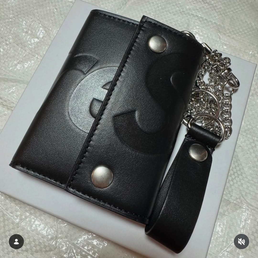 Supreme Leather Chain Wallet Black 착용 스타일 - 1