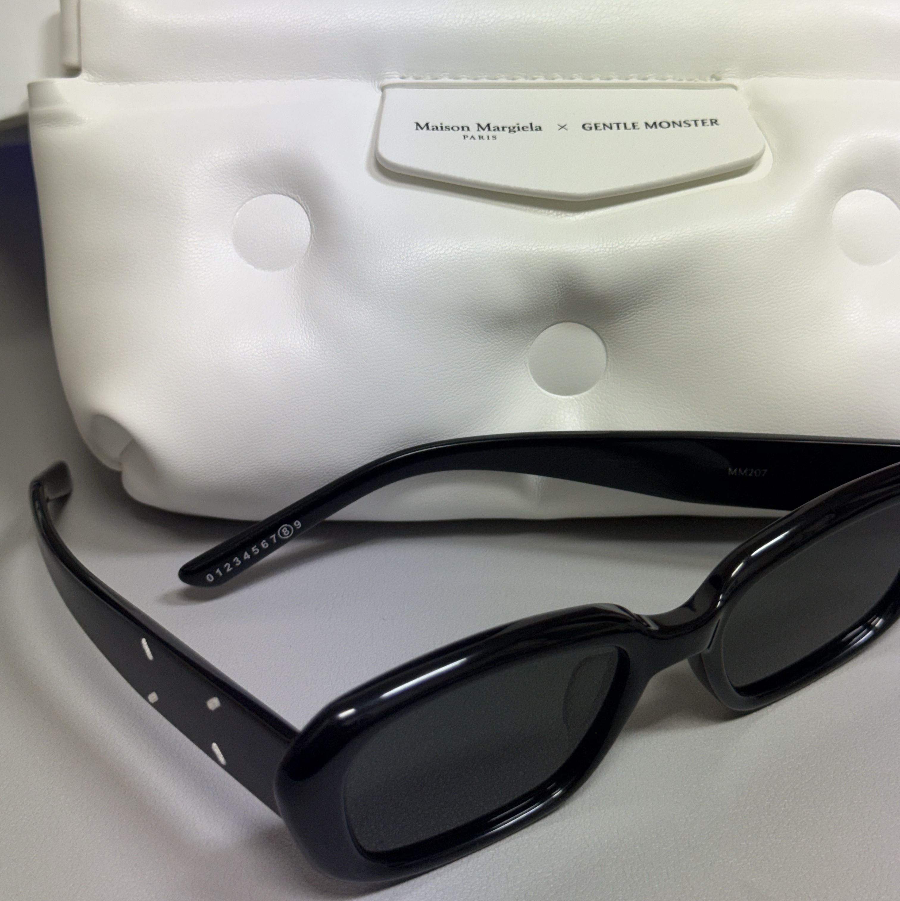 Gentle Monster x Maison Margiela MM207 Black Gray 착용 스타일