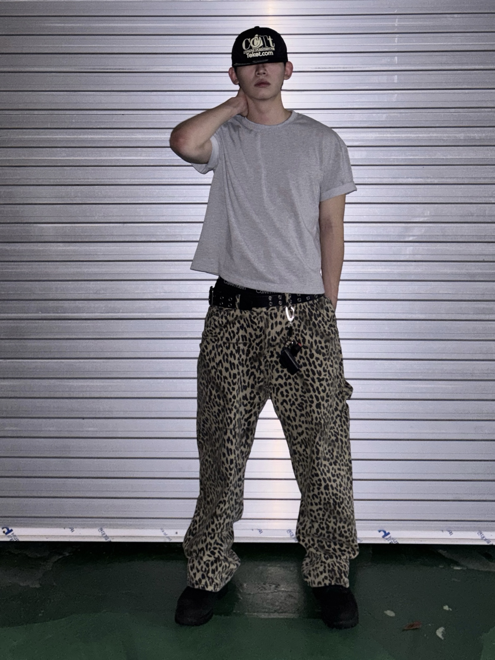 QT8 GARMENTS Leopard Carpenter Pants Beige 착용 스타일 - 1