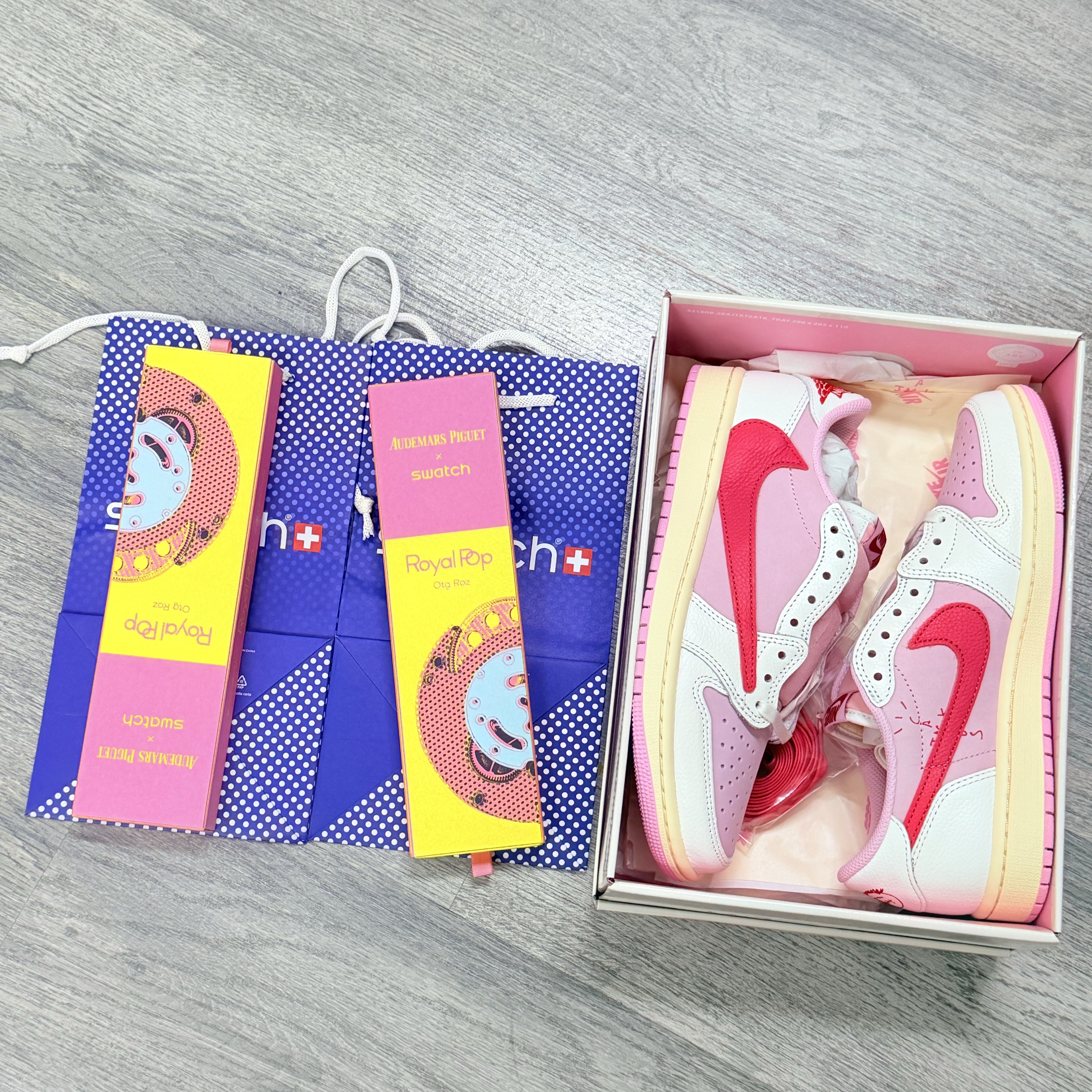Swatch x Audemars Piguet Bioceramic Royal Pop Otg Roz, Jordan 1 x Travis Scott Retro Low OG SP Sail Tropical Pink 착용 스타일