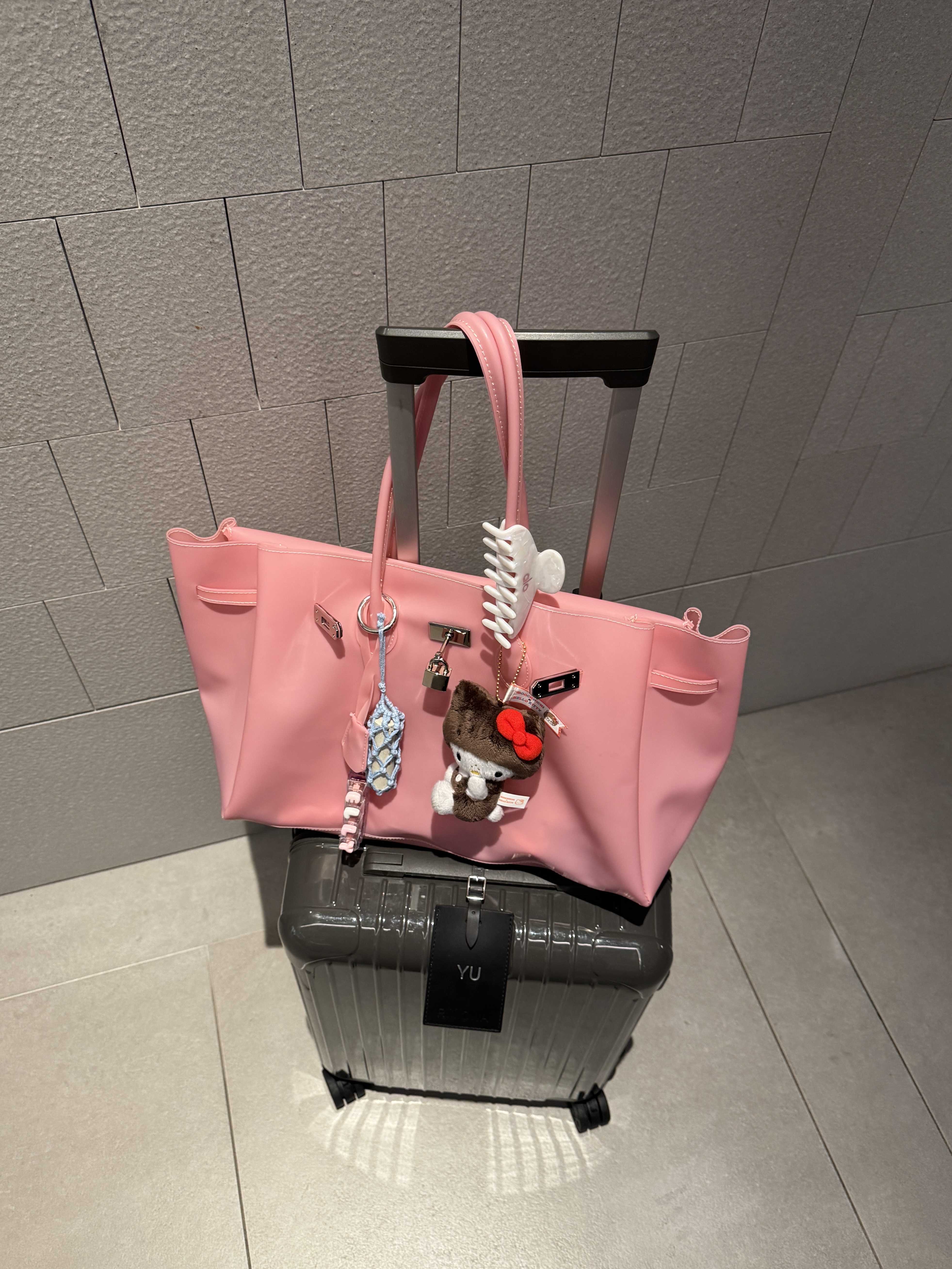 Sanrio Hello Kitty x Monchhichi 50th Anniversary Hello Kitty Holder, (W) Alo Yoga 90's Claw Clip White Pearl 착용 스타일 - 2