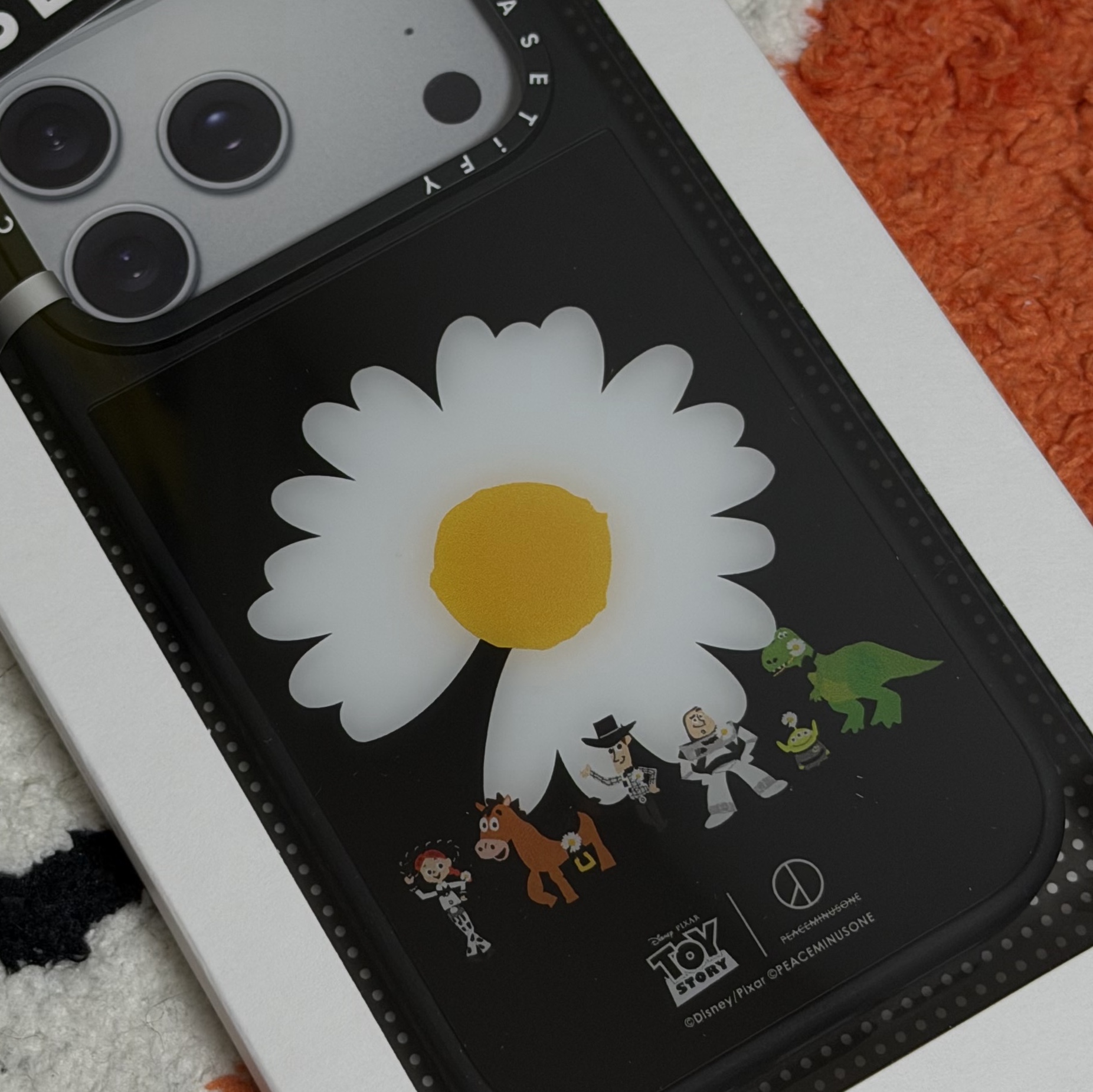 Casetify x Peaceminusone x Toy Story The First Fan Symbol Magsafe Glaze Case 착용 스타일