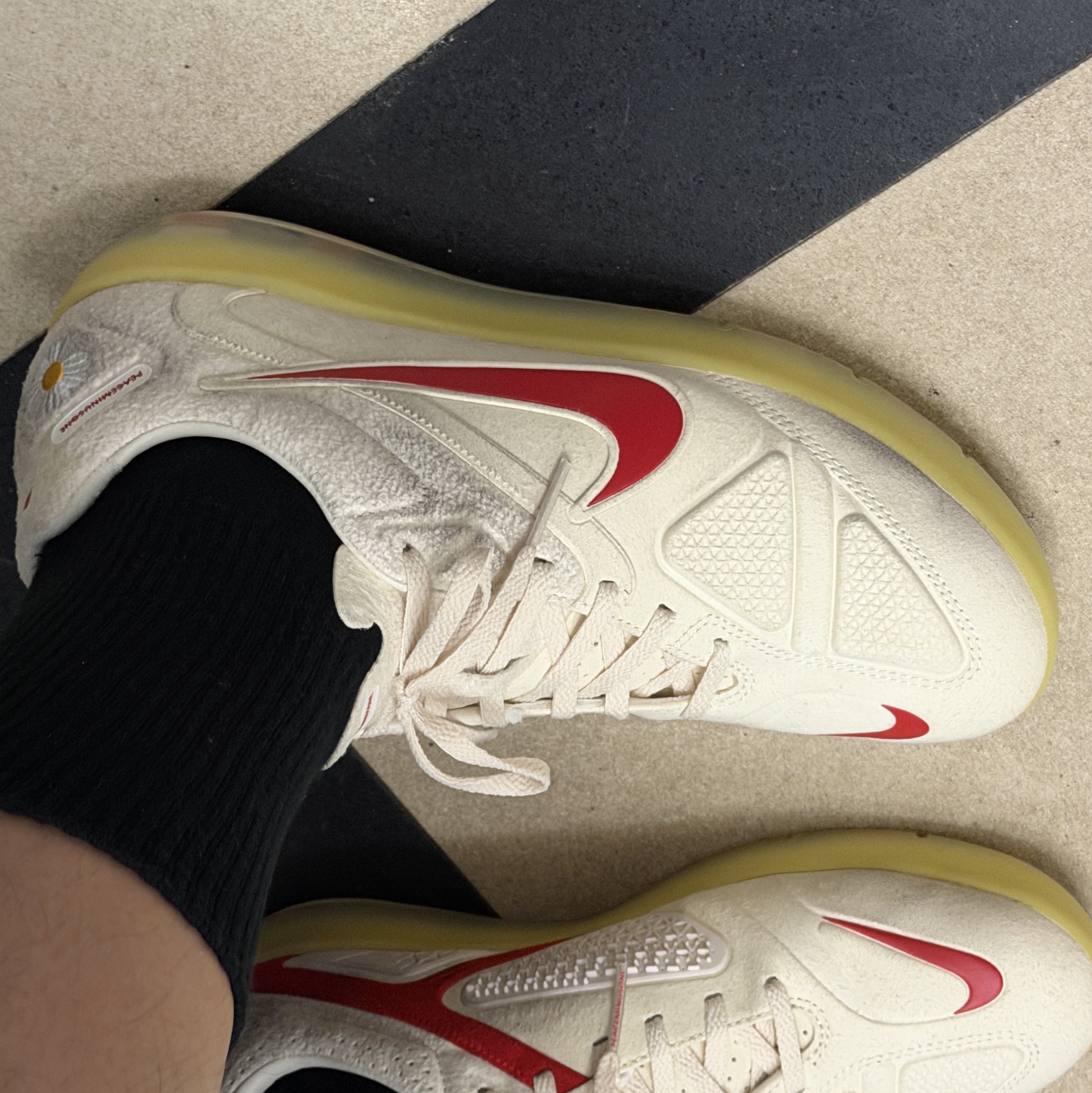 Nike x Peaceminusone Cryoshot CTR360 Natural and University Red 착용 스타일 - 3