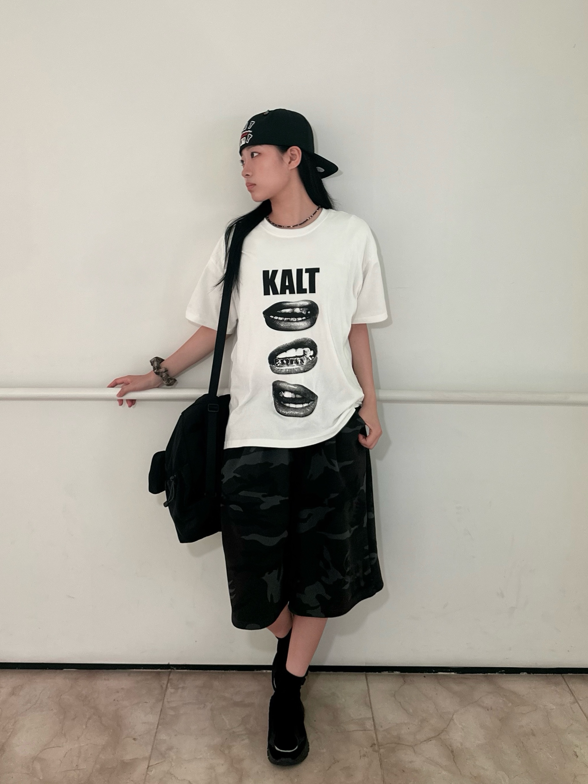 AMOU Camo One Tuck Bermuda Pants Charcoal, AMOU Kalt Lips Half T-Shirts White 착용 스타일 - 1