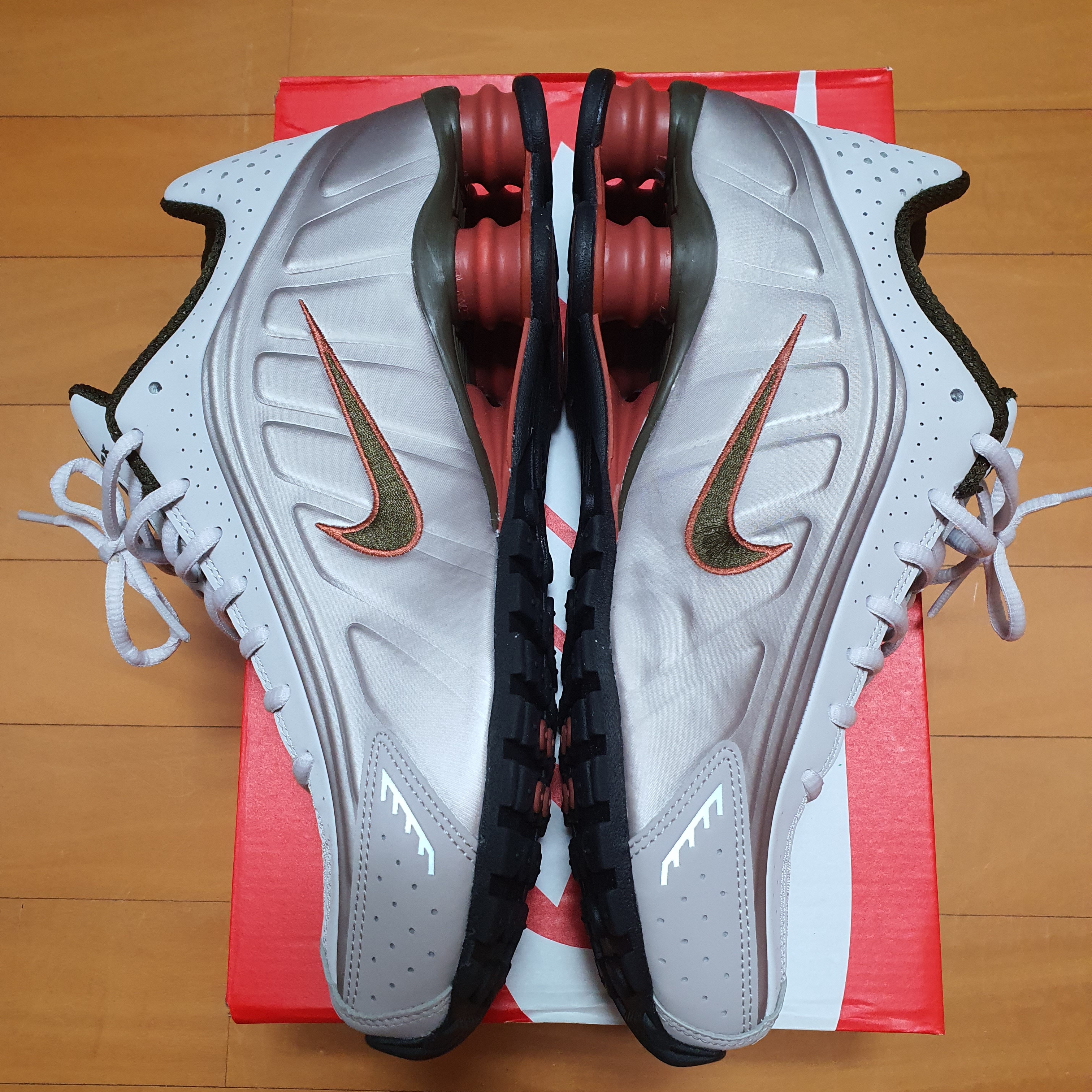 Nike Shox R4 Vast Grey Dusty Peach 착용 스타일