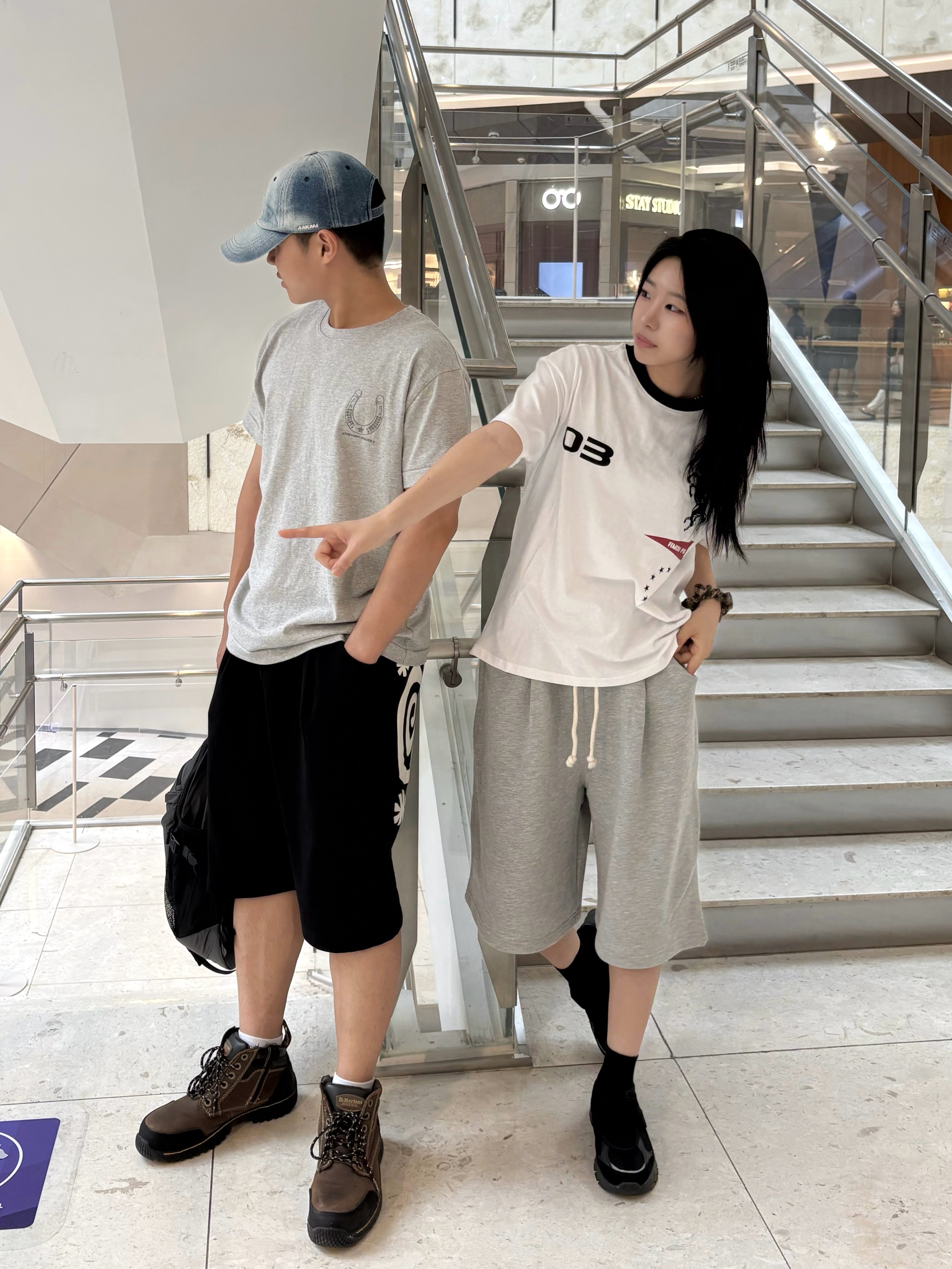AMOU Molly One Tuck Bermuda Pants Black, AMOU Molly One Tuck Bermuda Pants Gray 착용 스타일 - 1