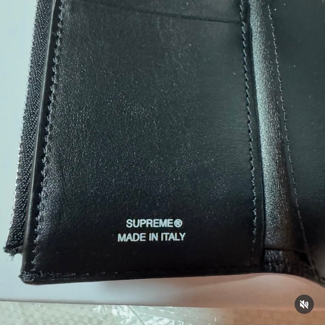 Supreme Leather Chain Wallet Black 착용 스타일 - 3
