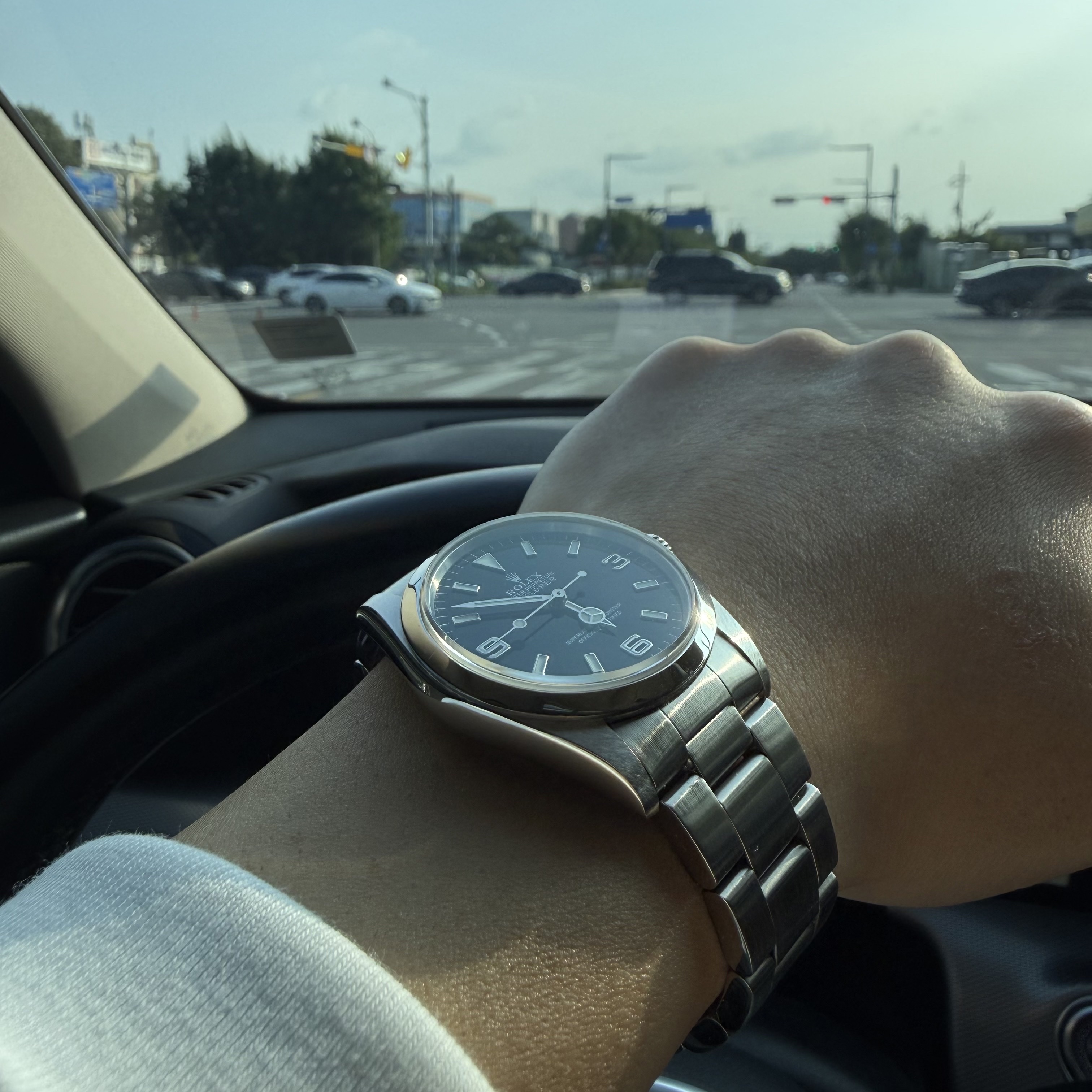 Rolex Explorer 36mm 124270 Black Oyster 착용 스타일 - 3