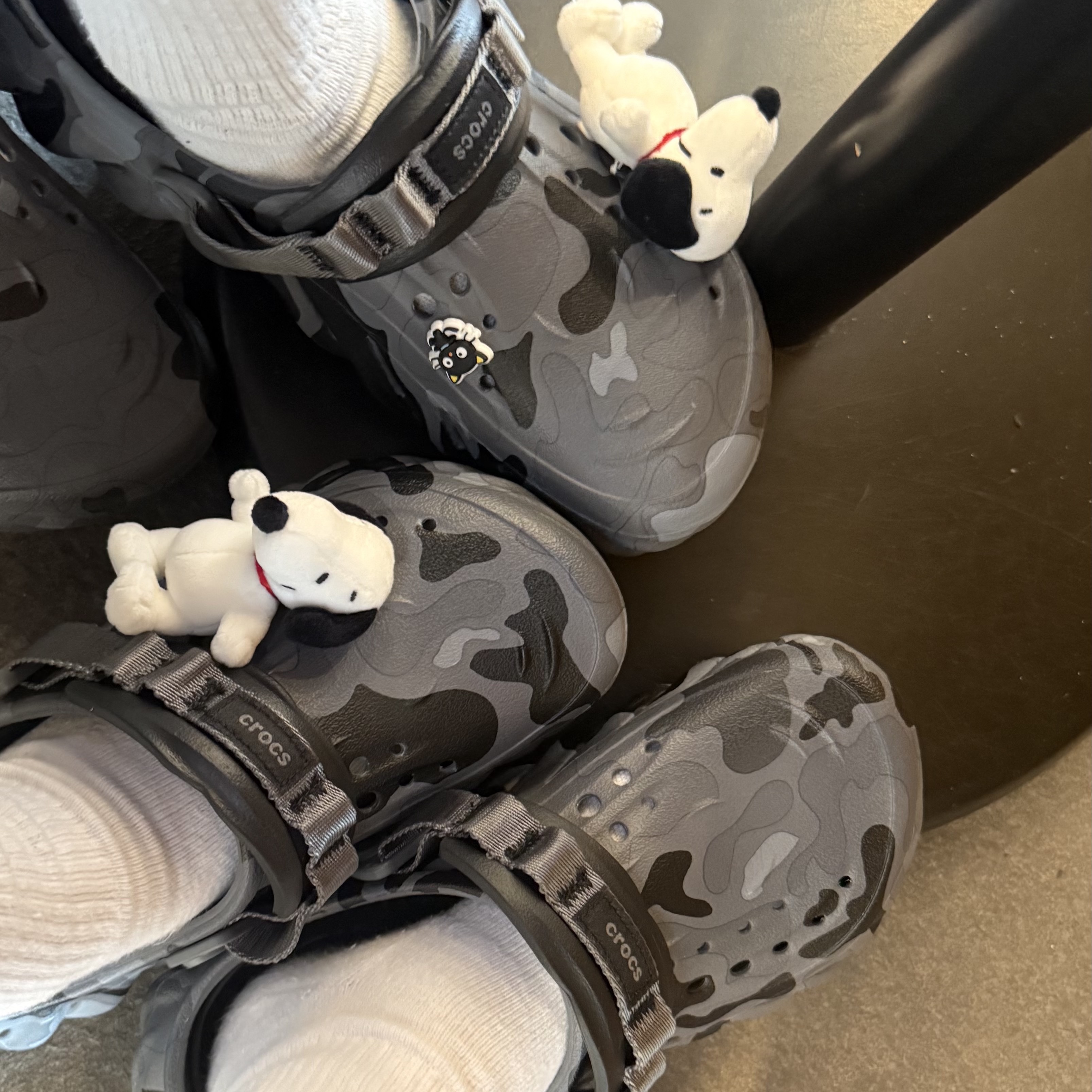 Crocs Echo Duck Camo Clog Charcoal Black 착용 스타일