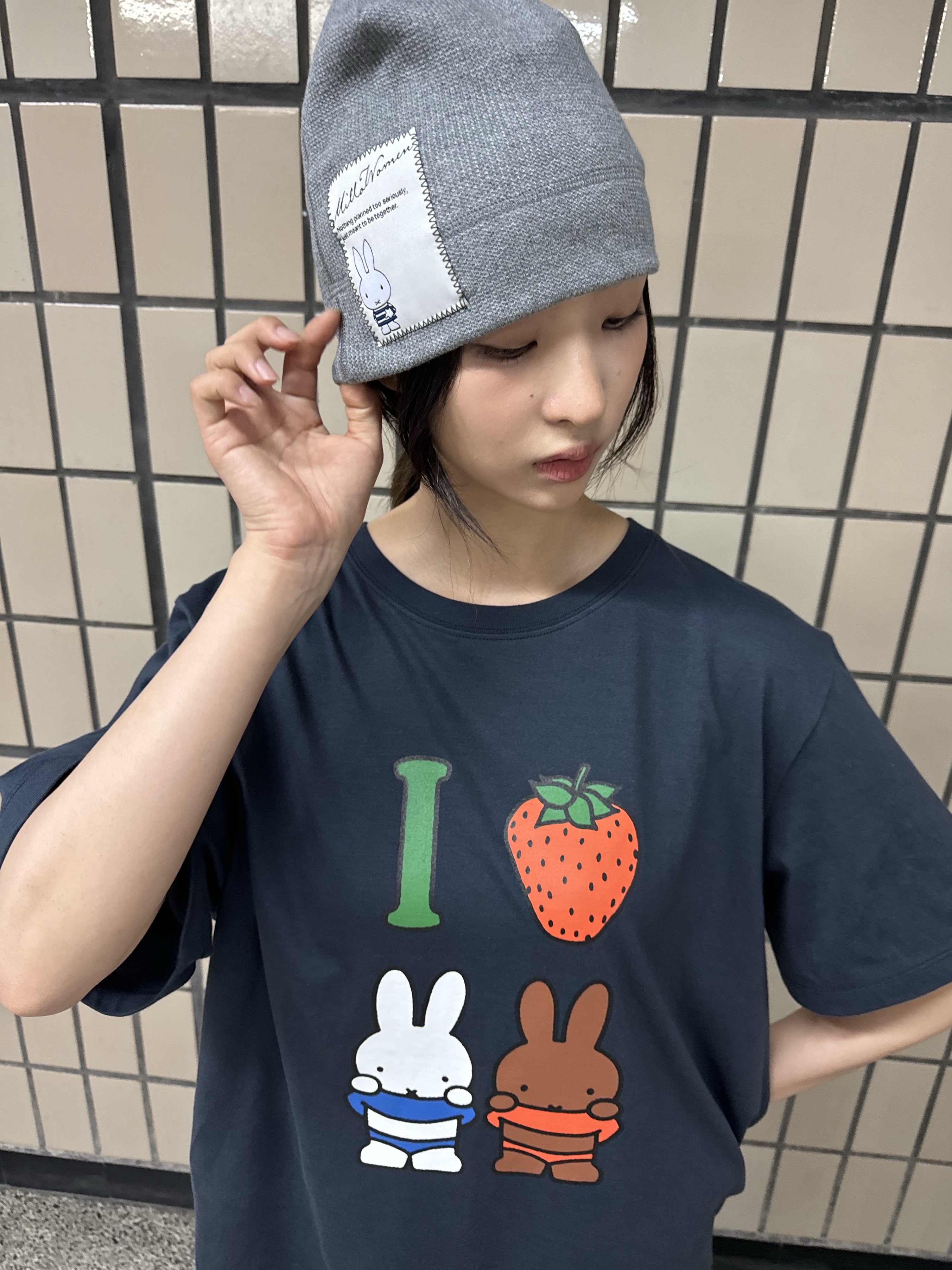 MILLO WOMEN x miffy Miffy Waffle Beanie Melange Gray, MILLO WOMEN x miffy I Love Miffy T-Shirt Navy 착용 스타일 - 3