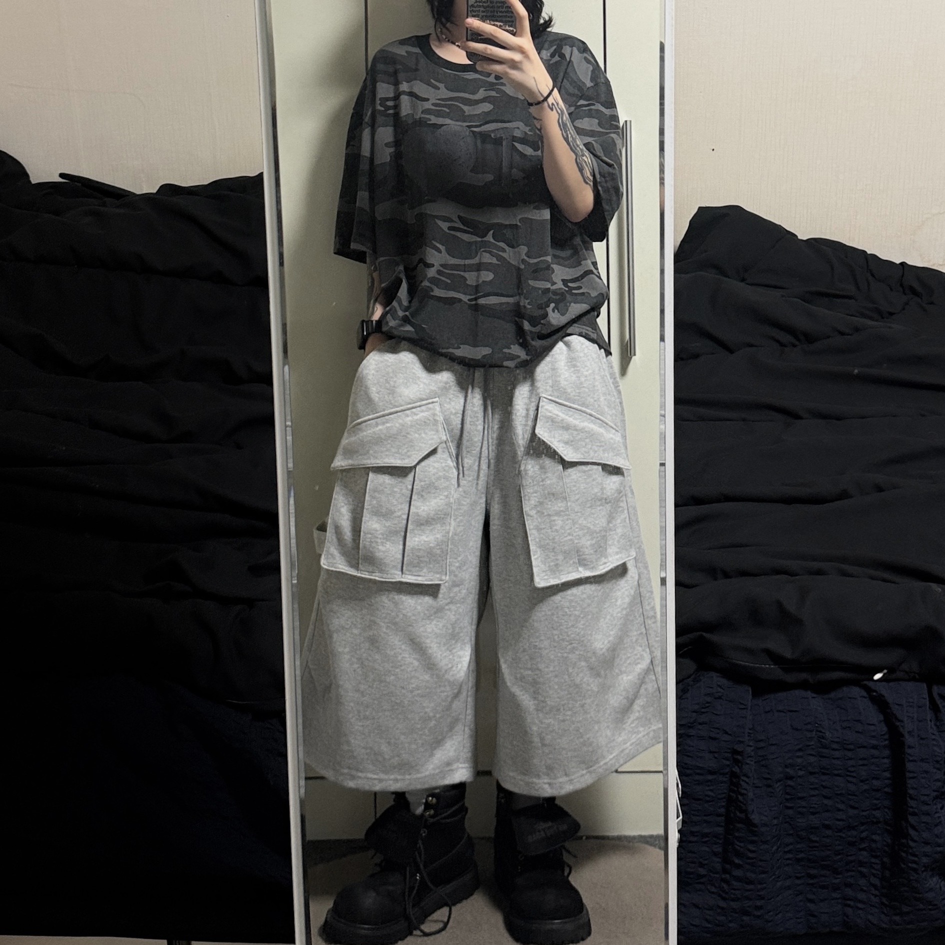 [KREAM 단독] Flavorism Bermuda Cargo Sweat Pants Melange 착용 스타일 - 3