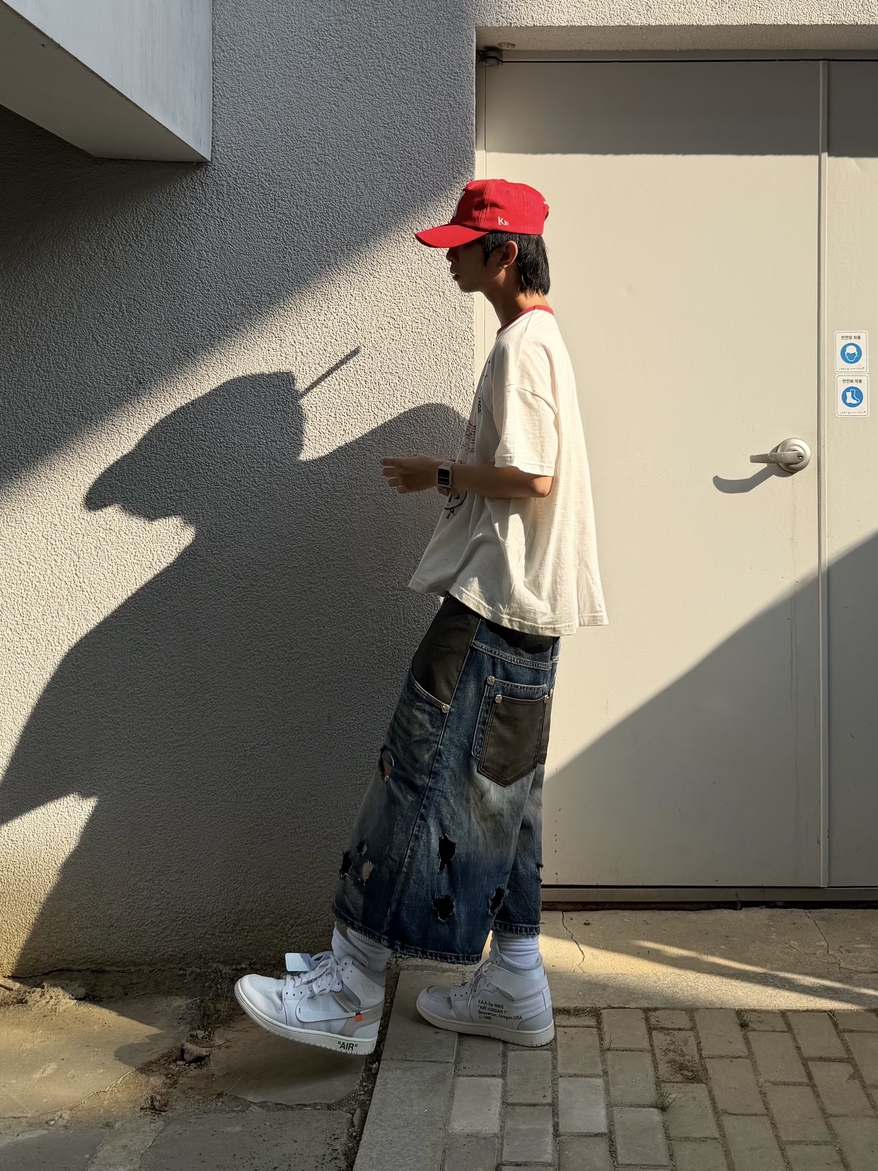 Kamien x KOIN SEOUL K Logo Ball Cap Exclusive Red, Jordan 1 x Virgil Abloh Archive Retro High Alaska White 착용 스타일 - 1