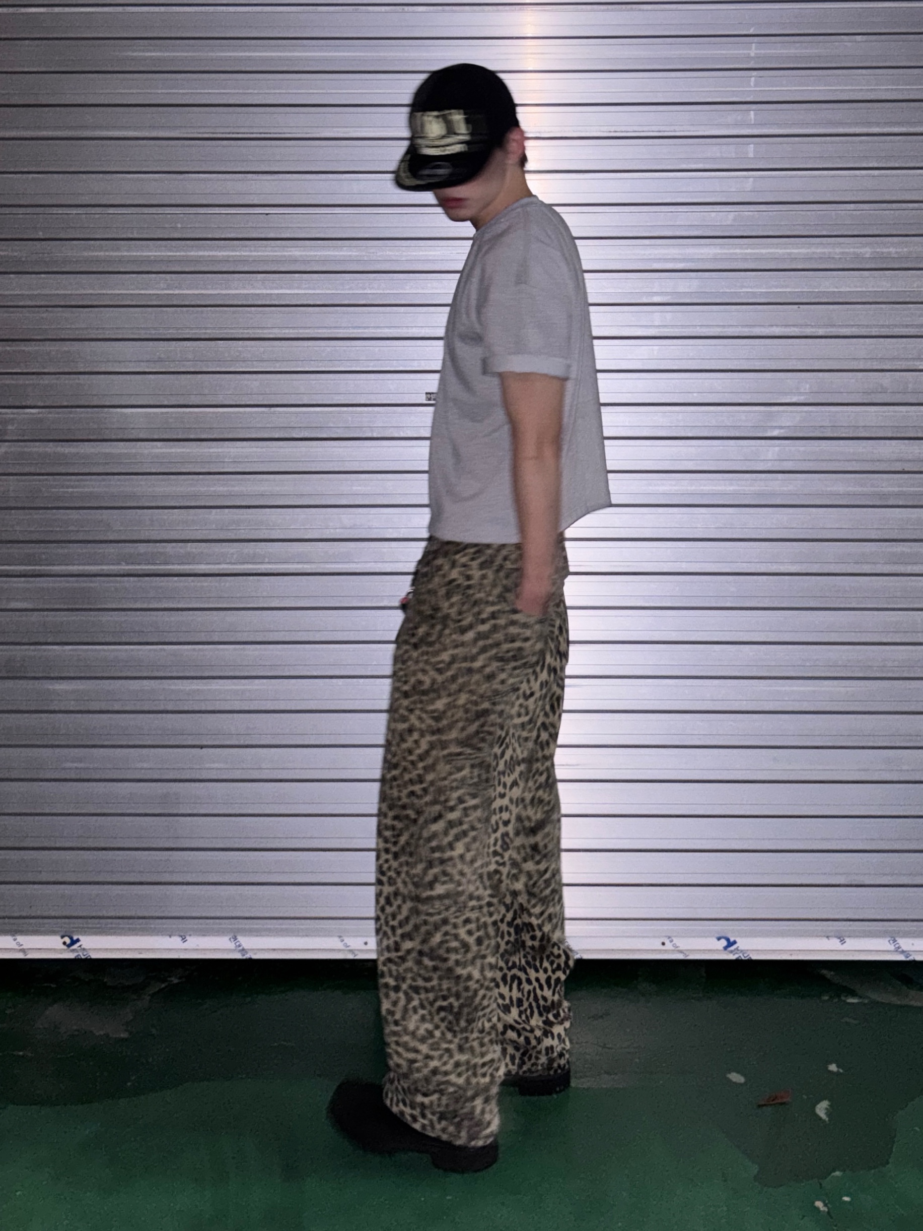 QT8 GARMENTS Leopard Carpenter Pants Beige 착용 스타일 - 2