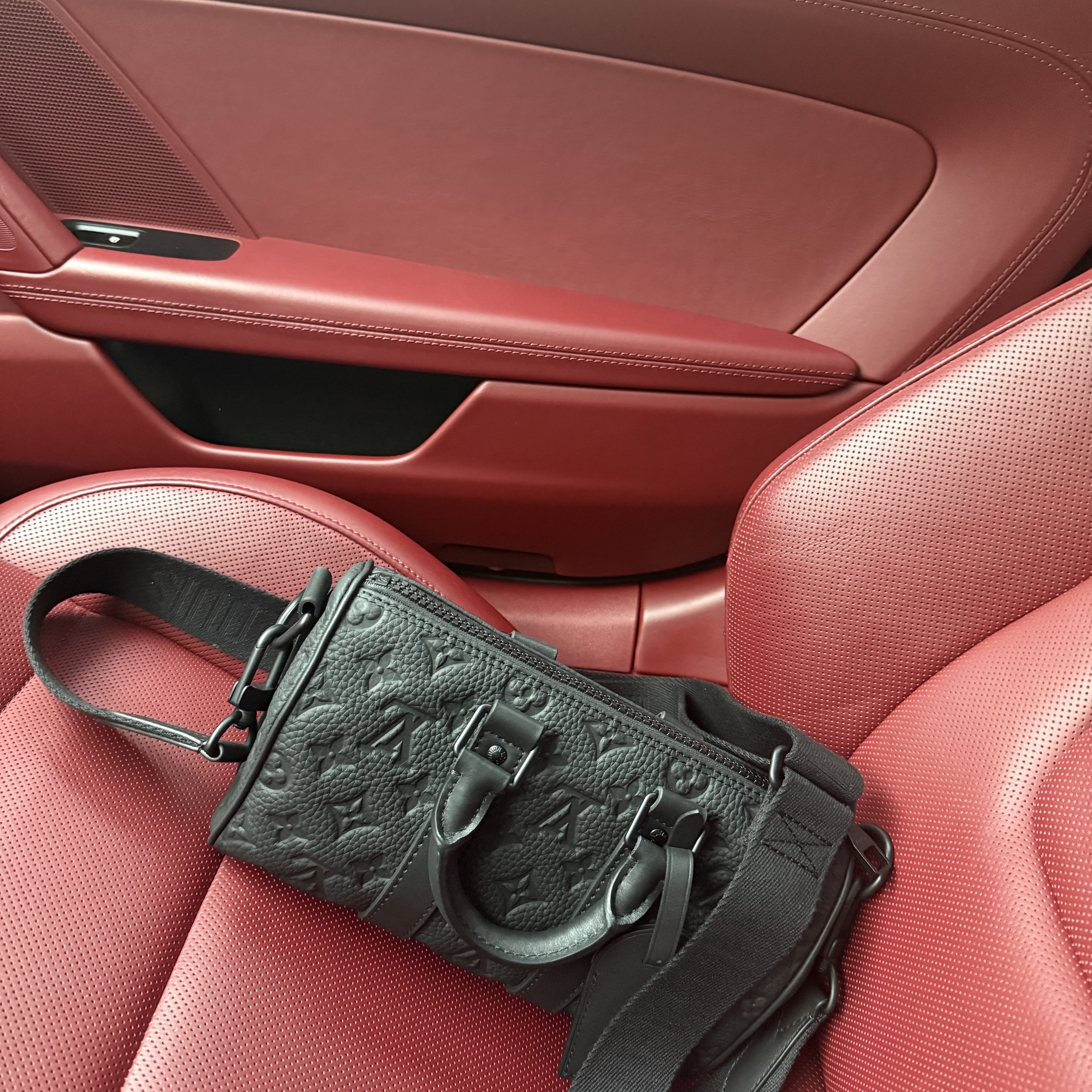 Louis Vuitton Keepall Bandouliere 25 Taurillon Monogram Black 착용 스타일