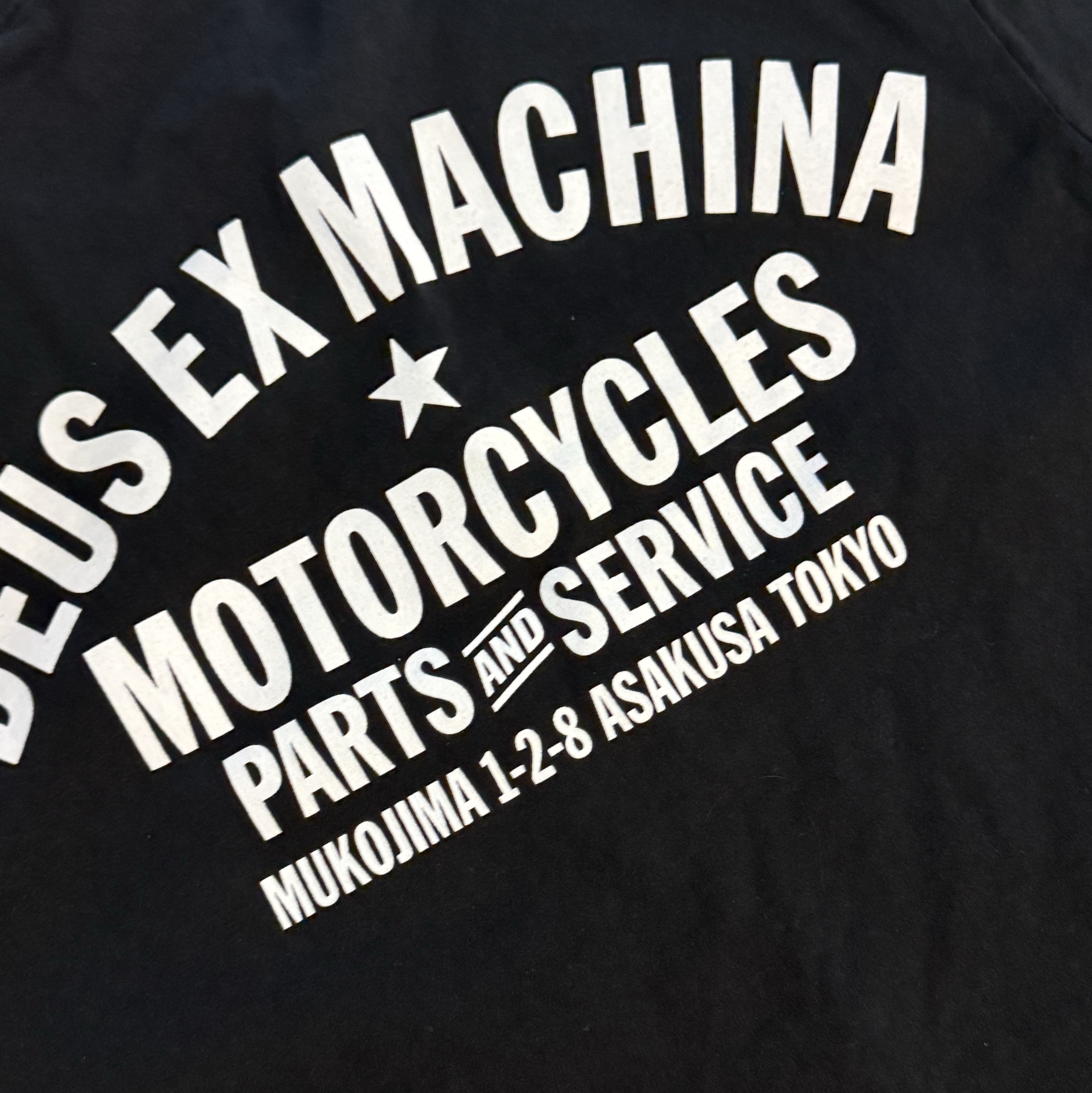 Deus Ex Machina Tokyo Asakusa Address T-Shirt Black 착용 스타일