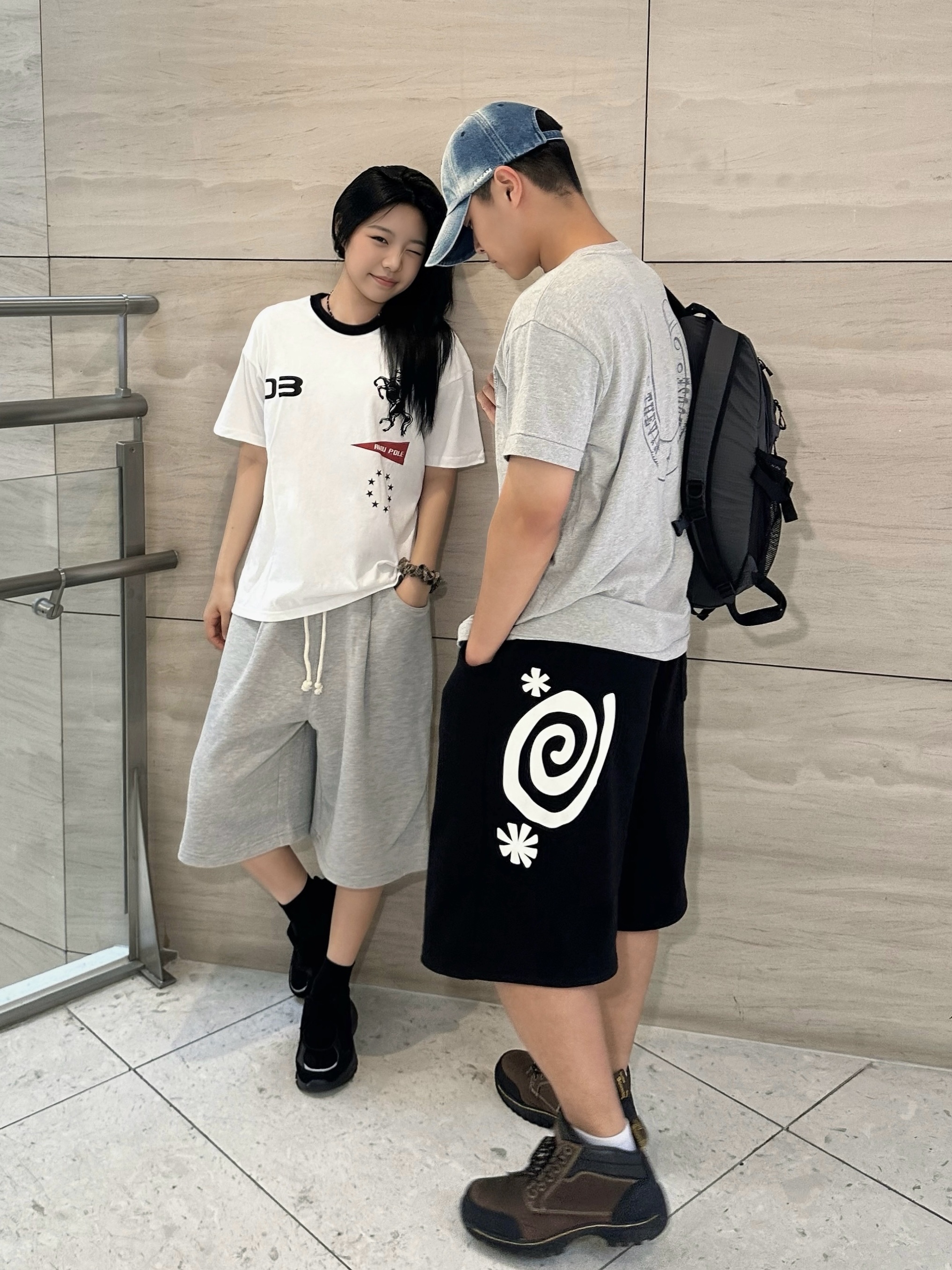AMOU Molly One Tuck Bermuda Pants Black, AMOU Molly One Tuck Bermuda Pants Gray 착용 스타일 - 2