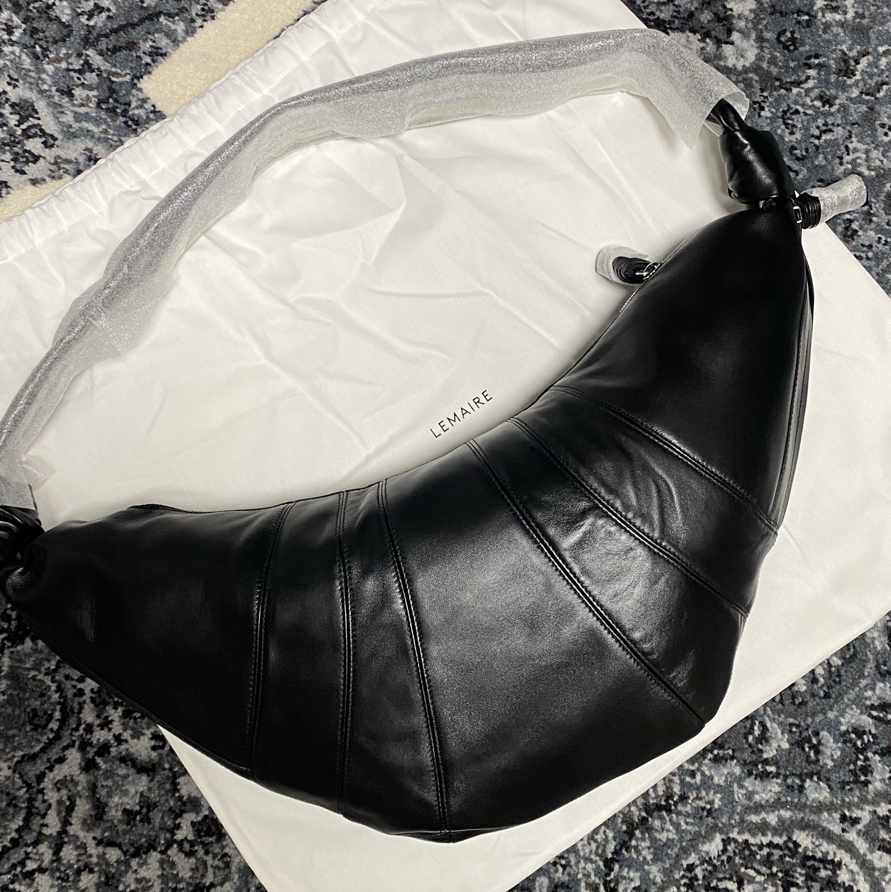 Lemaire Large Croissant Bag Soft Nappa Leather Black 착용 스타일