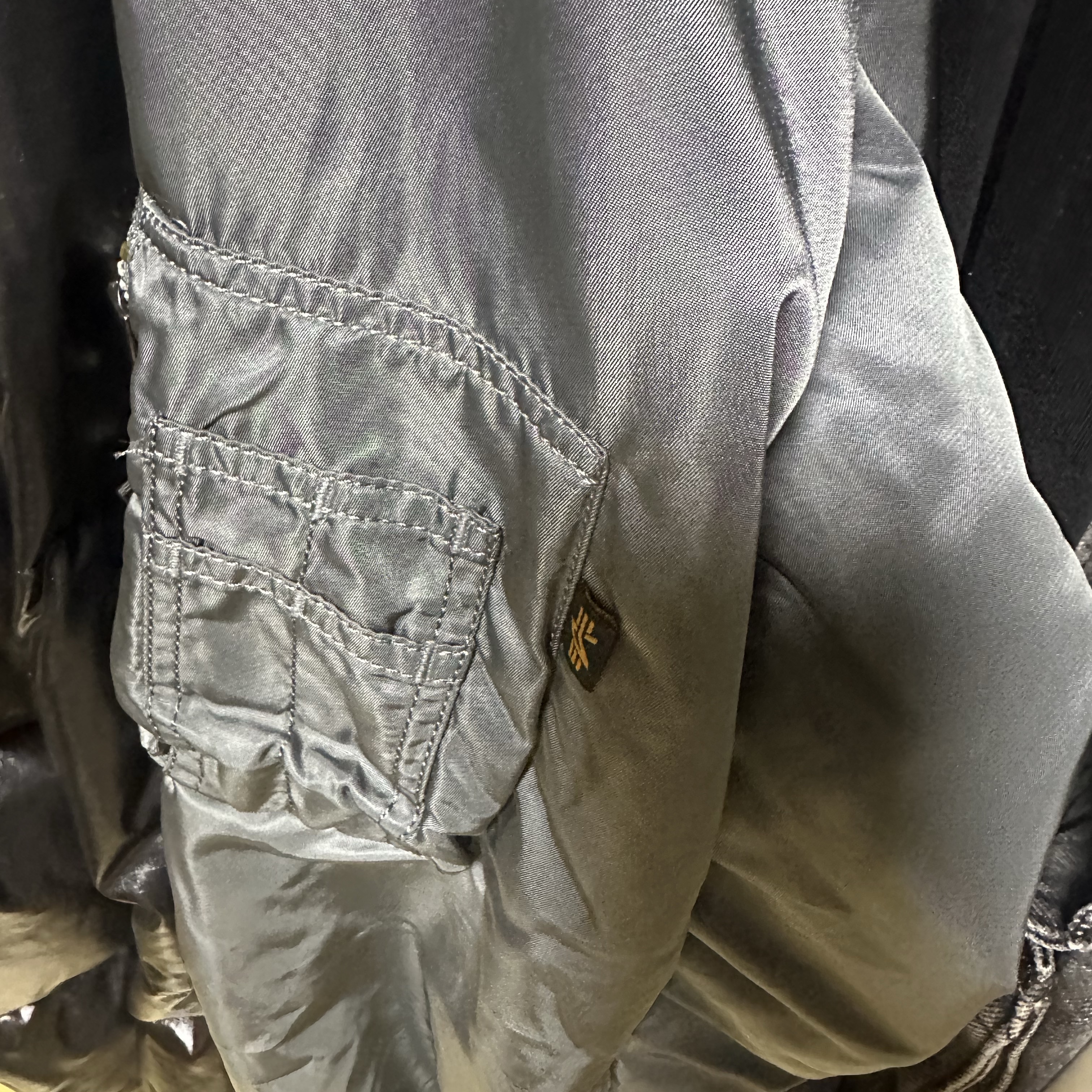 ALPHA INDUSTRIES MA-1 Flight Jacket Gunmetal 착용 스타일