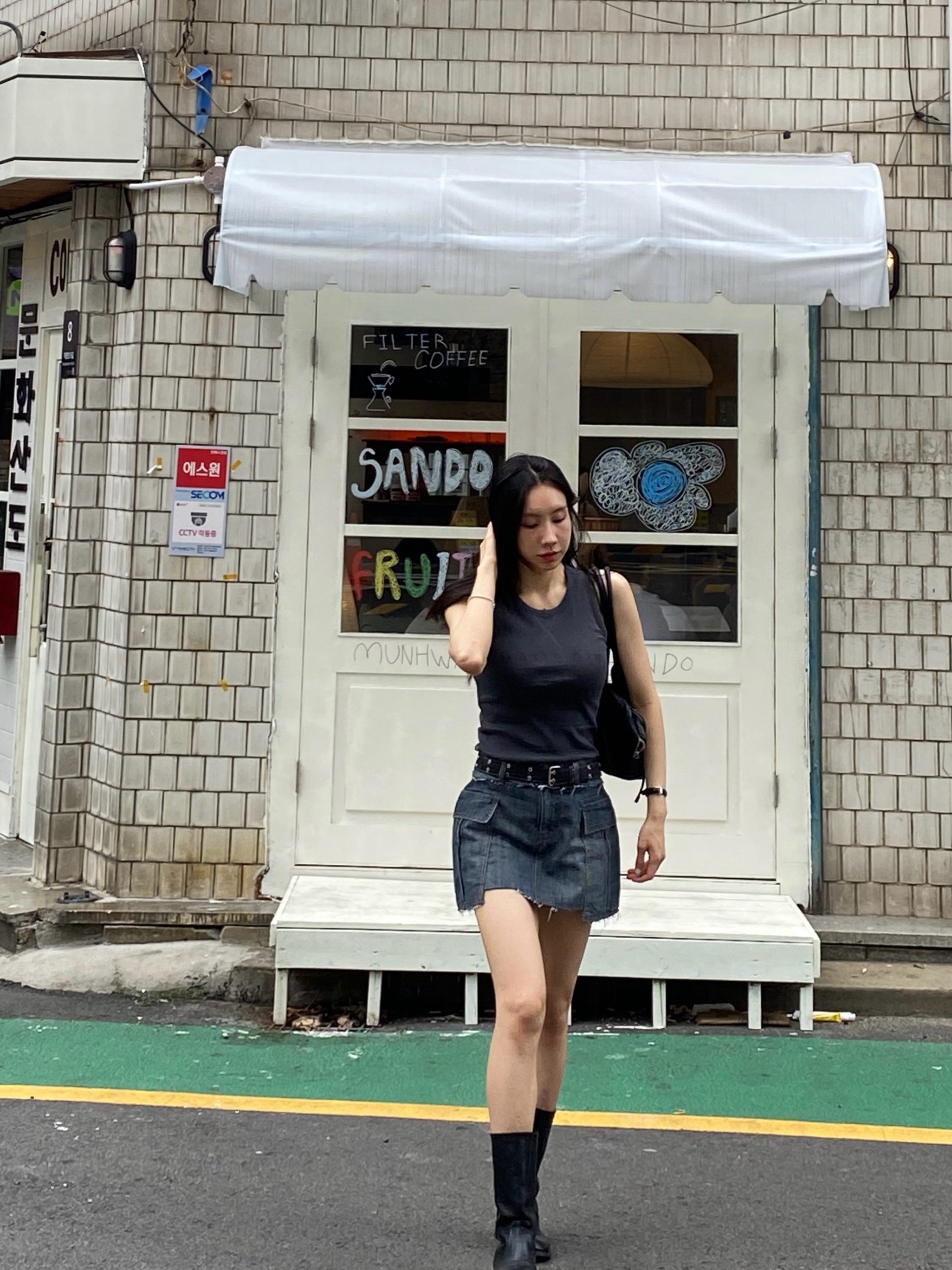 (W) Matin Kim Cargo Mini Denim Skort In Blue, (W) Matin Kim Distressed Sleeveless Logo Top In Charcoal 착용 스타일 - 6