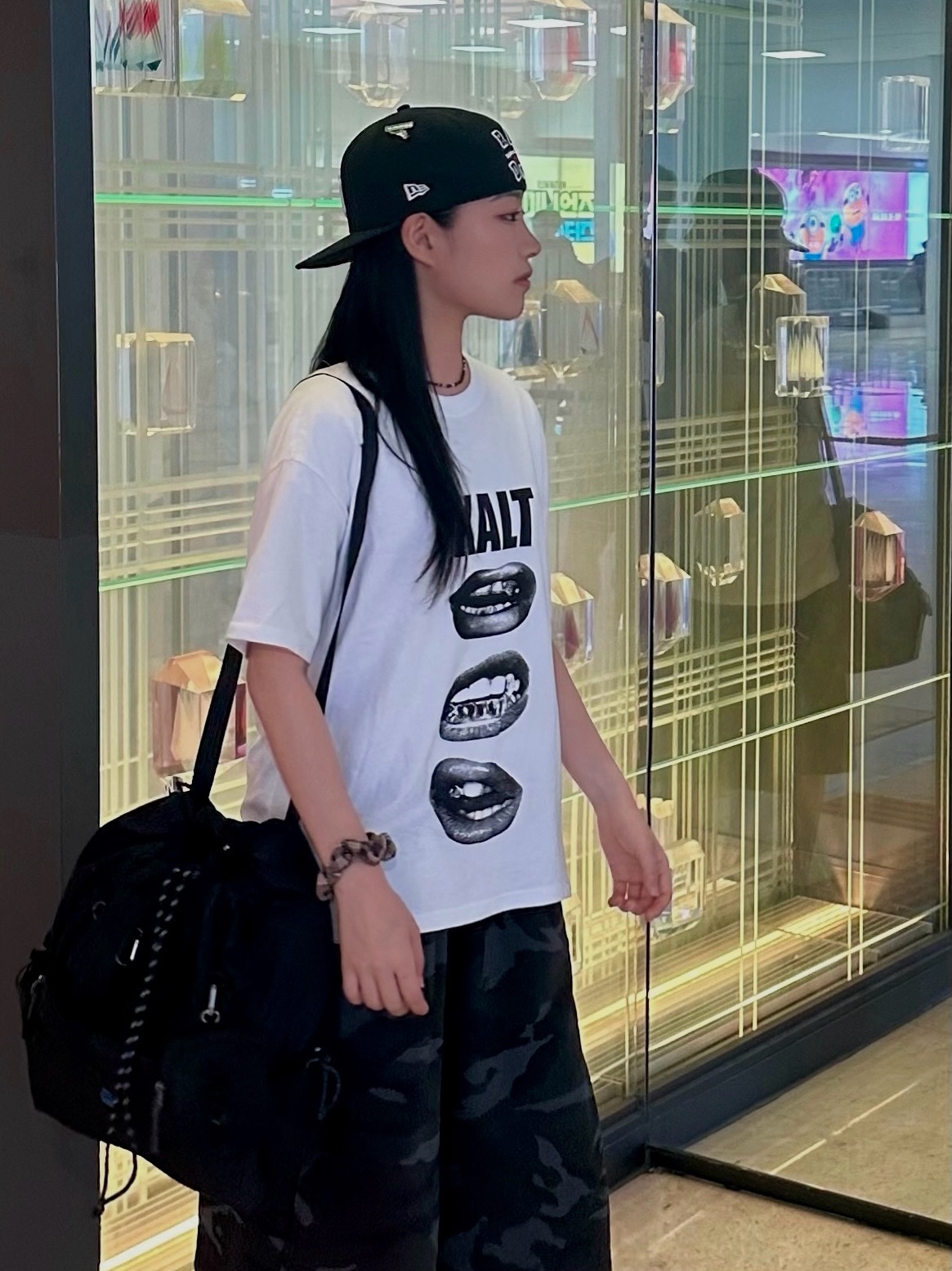 AMOU Camo One Tuck Bermuda Pants Charcoal, AMOU Kalt Lips Half T-Shirts White 착용 스타일 - 2