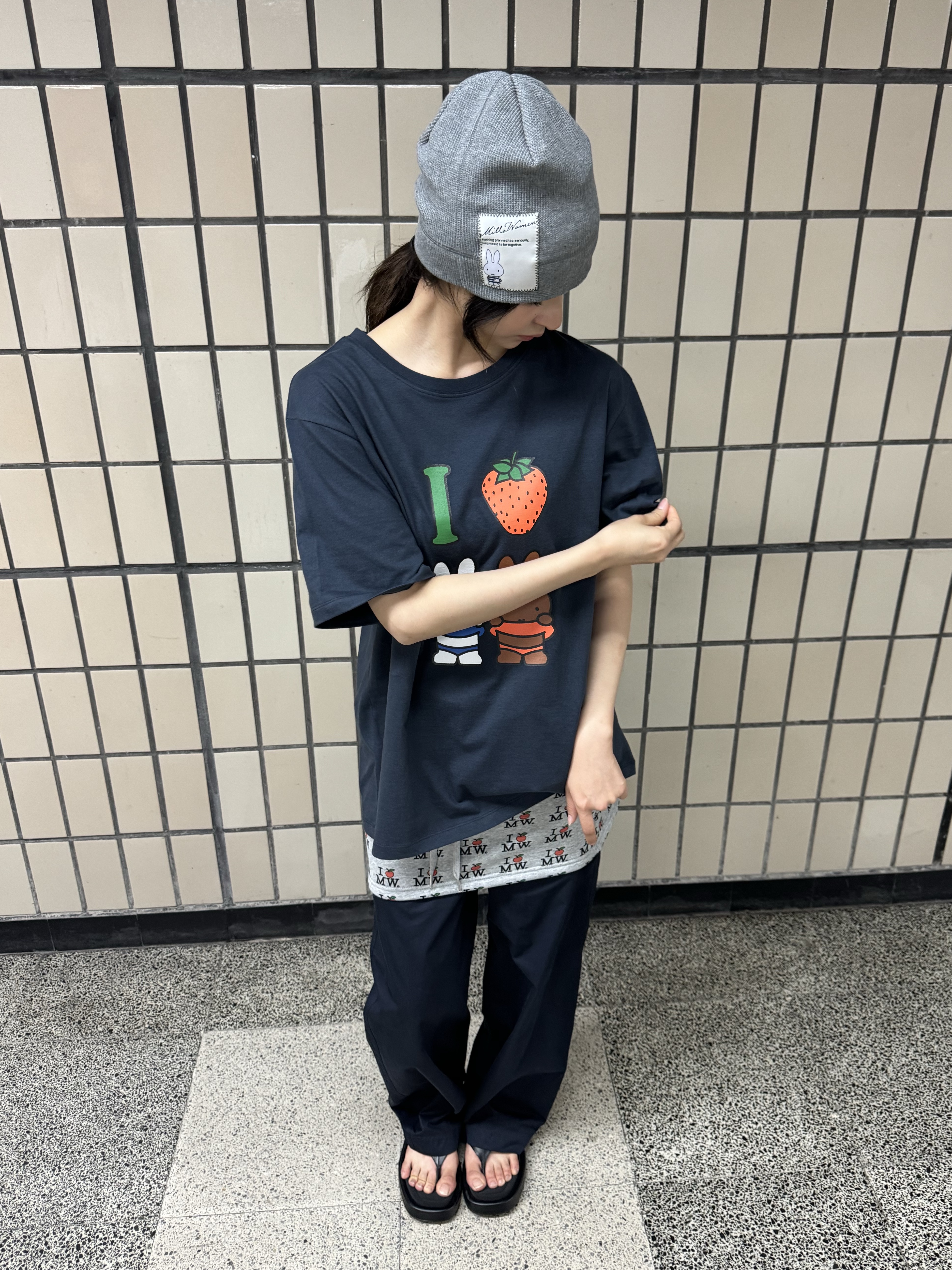 MILLO WOMEN x miffy Miffy Waffle Beanie Melange Gray, MILLO WOMEN x miffy I Love Miffy T-Shirt Navy 착용 스타일 - 1
