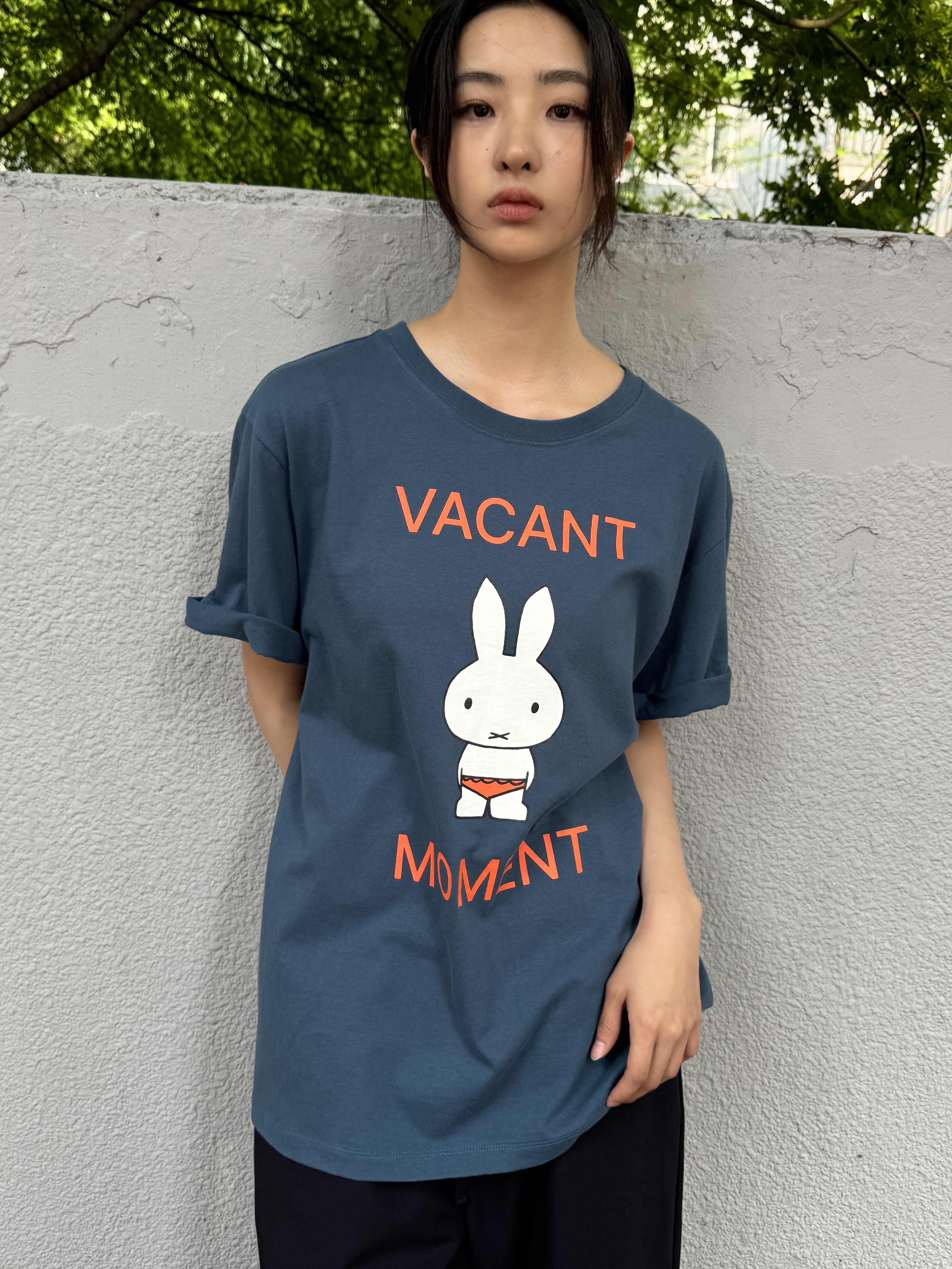 MILLO WOMEN x miffy Vacant Miffy T-Shirt Deep Blue 착용 스타일 - 1