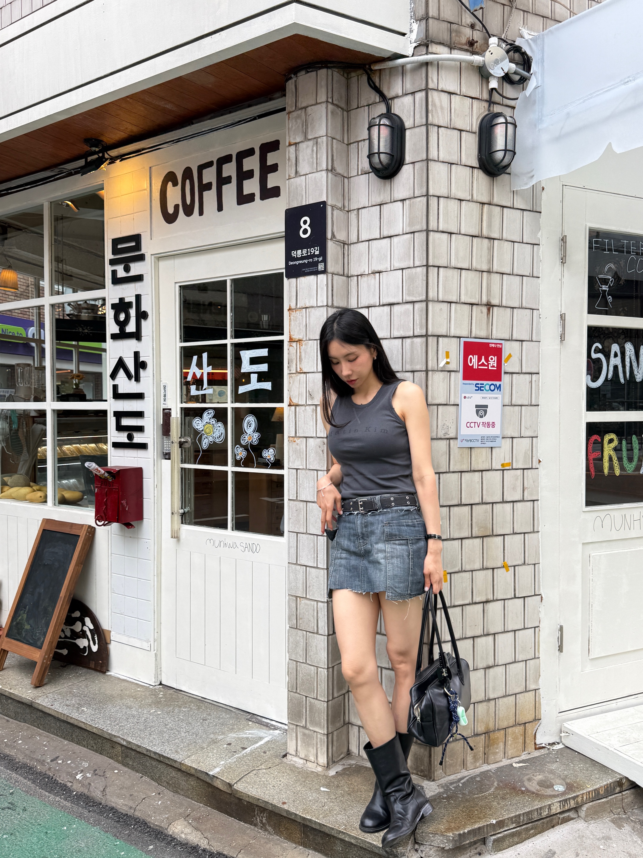 (W) Matin Kim Cargo Mini Denim Skort In Blue, (W) Matin Kim Distressed Sleeveless Logo Top In Charcoal 착용 스타일 - 1