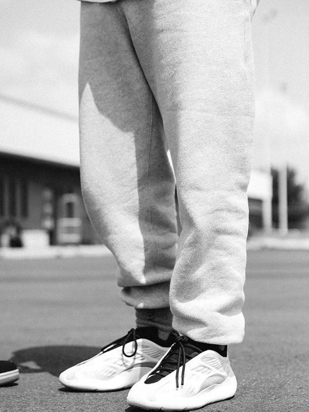 Adidas Yeezy Boost 700 MNVN Analog, Adidas Yeezy Foam RNNR Stone Salt 착용 스타일 - 4