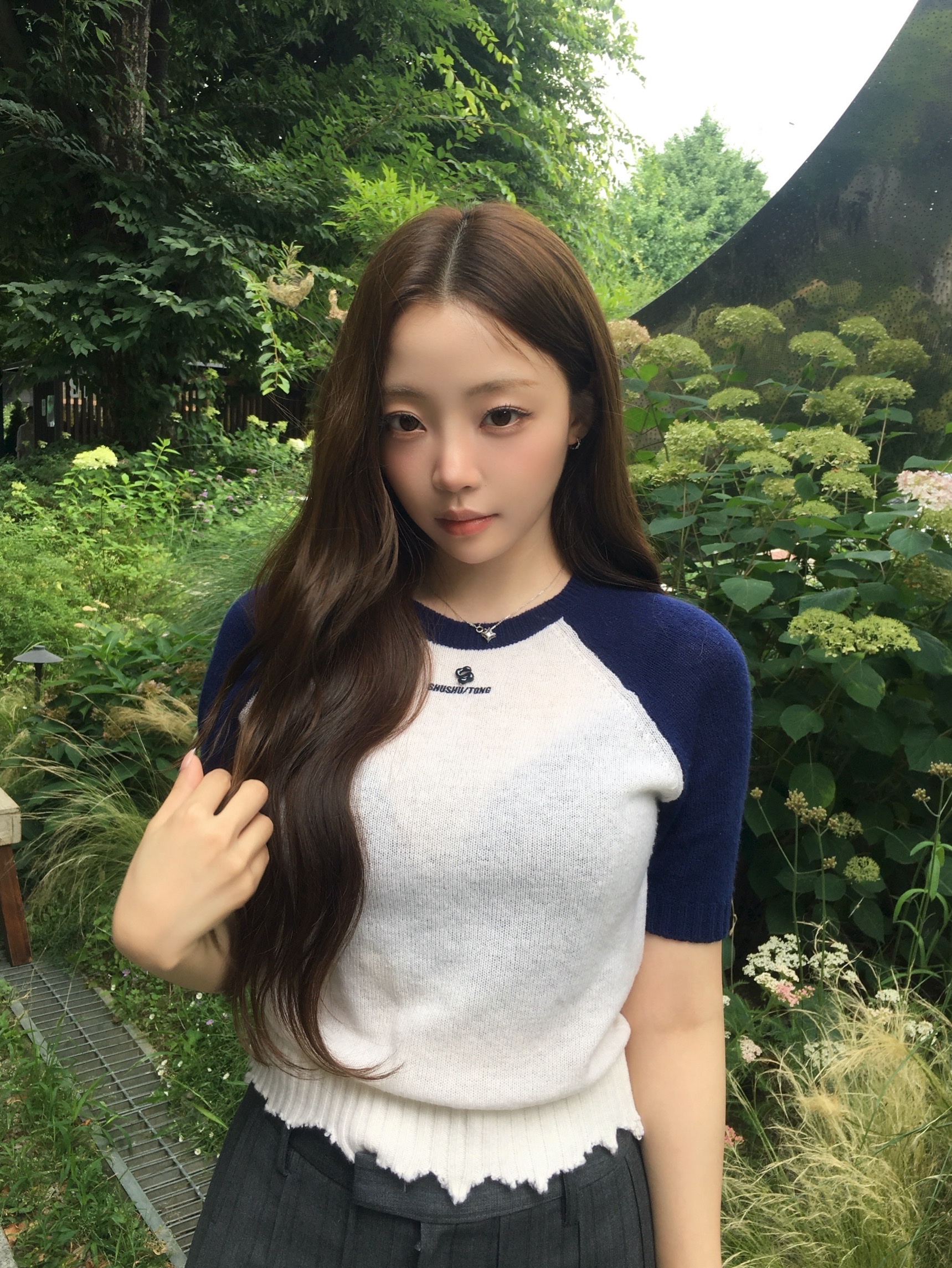Shushu/Tong Women Color Block Raw Edge Short Sleeve Knit Top White - 26SS 착용 스타일 - 2