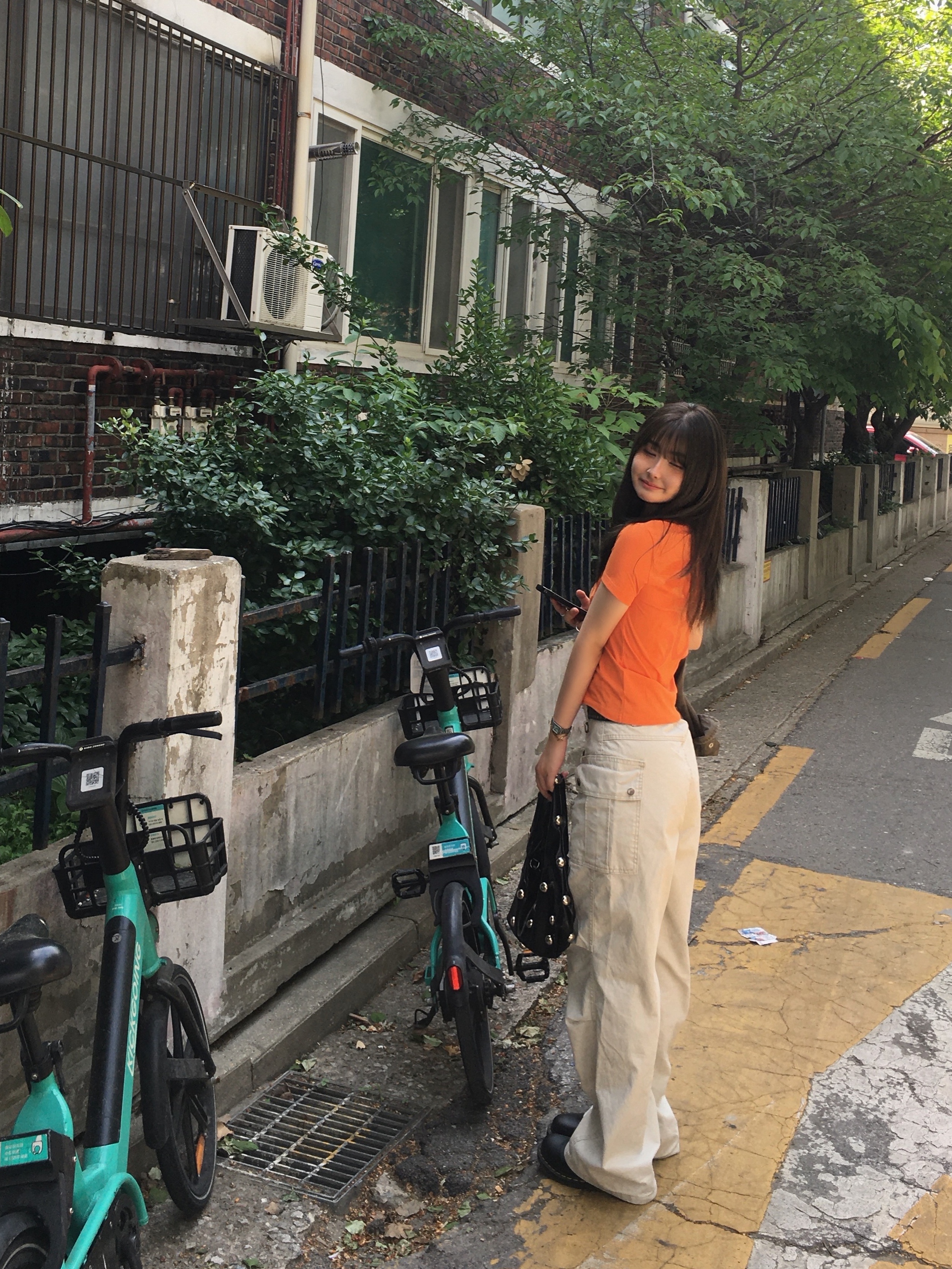 [KREAM 단독] Safarispot 1/2 Basic Safari T-Shirt Orange, Dr. Martens 1461 Smooth Black 착용 스타일 - 1