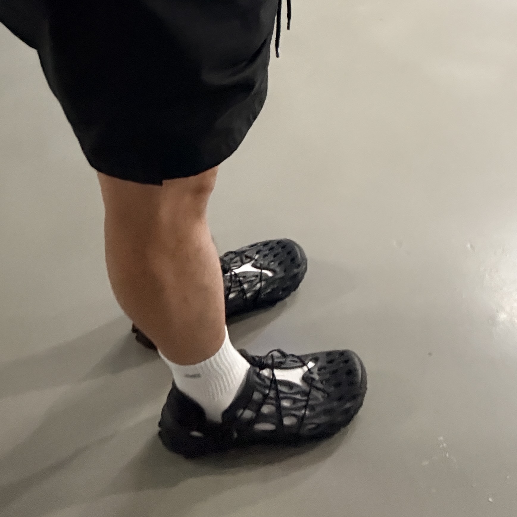 Merrell Hydro Moc AT Cage 1TRL Blackout 착용 스타일 - 2