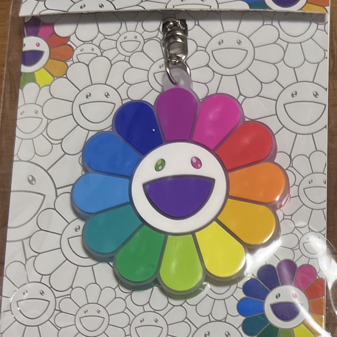 Kaikai Kiki Flower Rubber Keyring Clear Rainbow White 착용 스타일