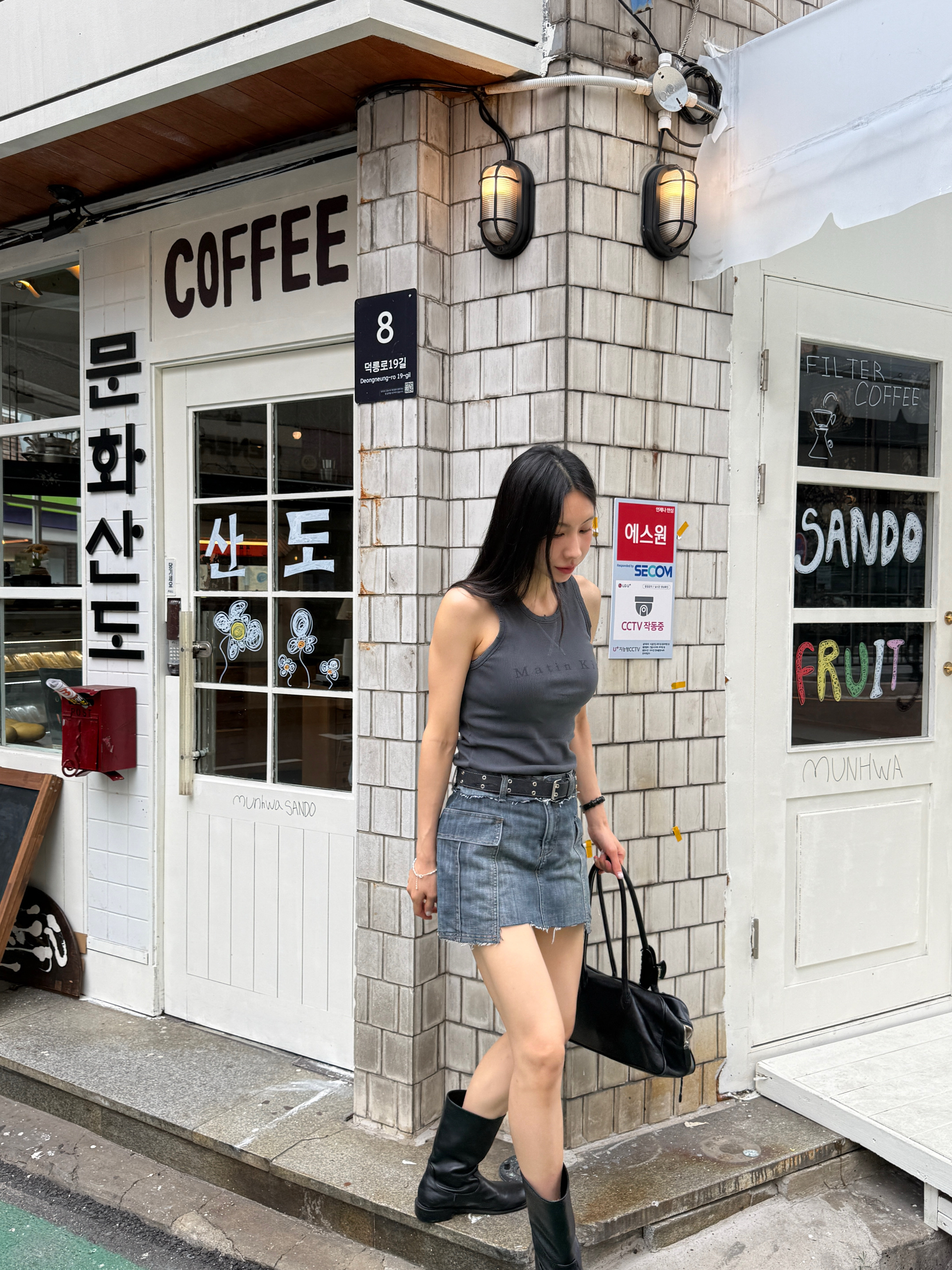 (W) Matin Kim Cargo Mini Denim Skort In Blue, (W) Matin Kim Distressed Sleeveless Logo Top In Charcoal 착용 스타일 - 4
