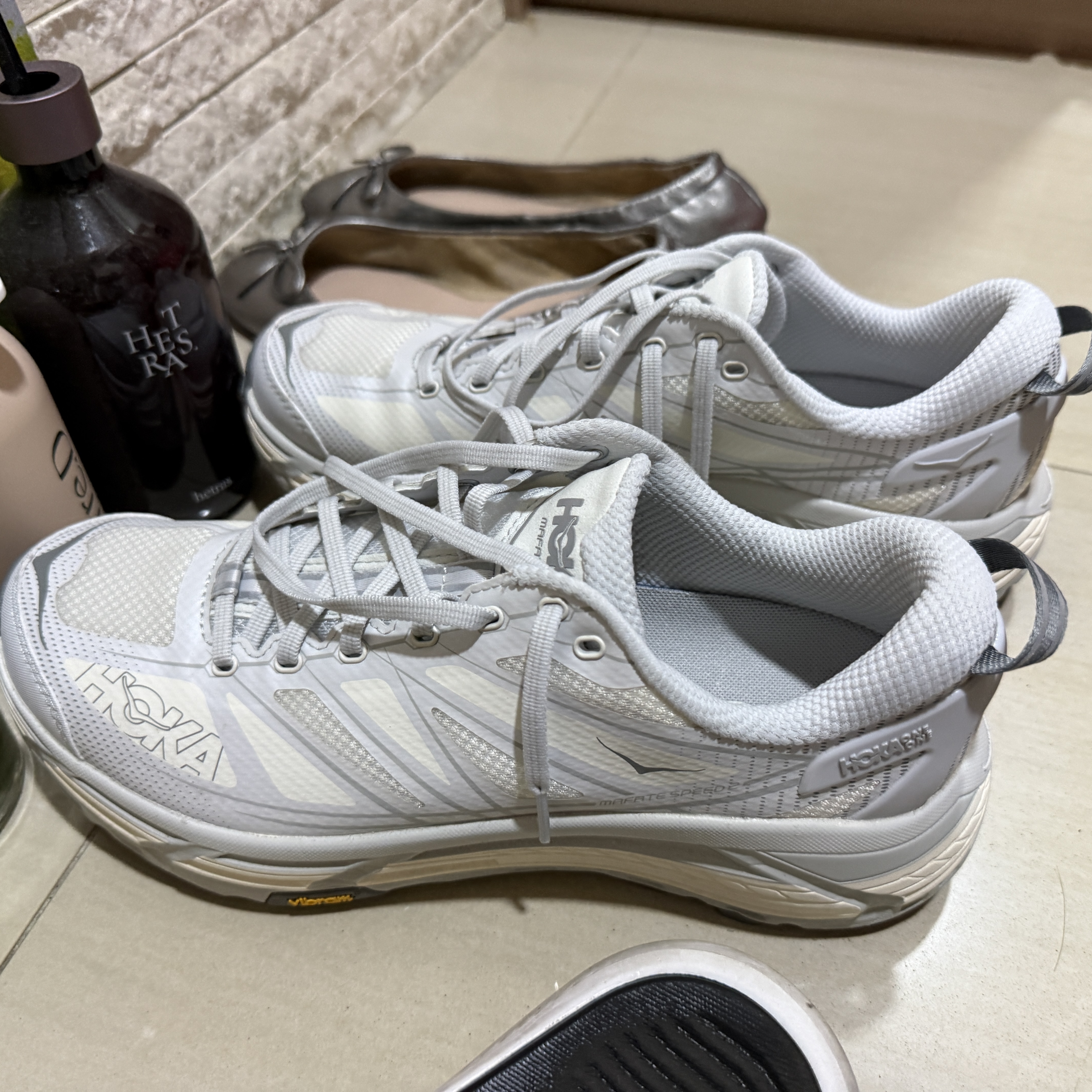 Hoka Mafate Speed 2 White Lunar Rock 착용 스타일