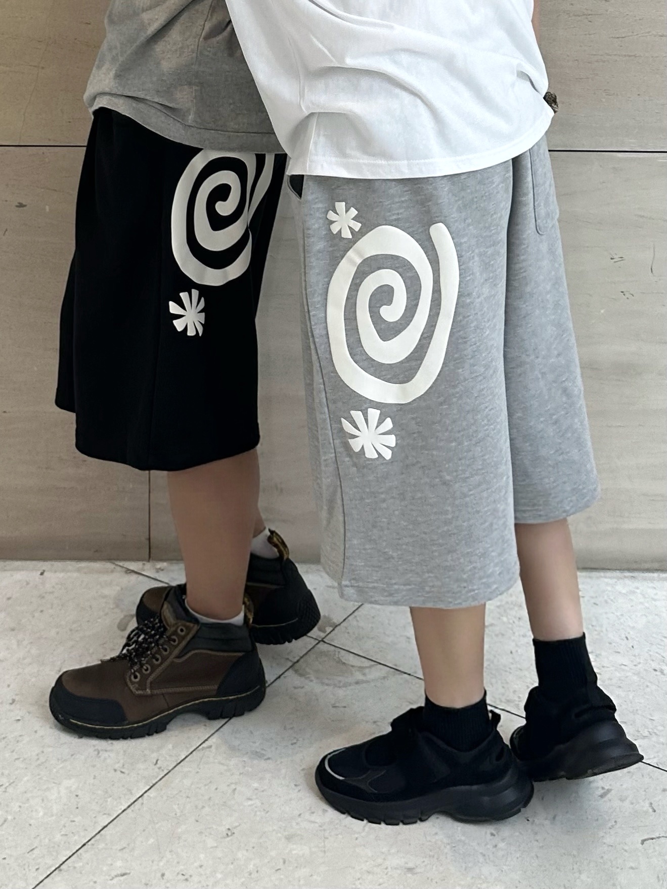AMOU Molly One Tuck Bermuda Pants Black, AMOU Molly One Tuck Bermuda Pants Gray 착용 스타일 - 3