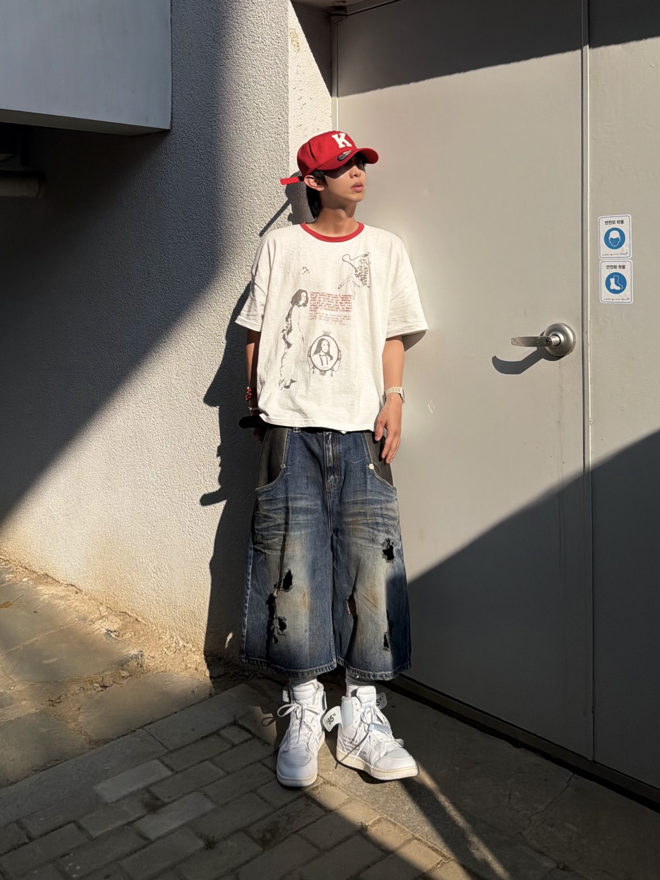 Kamien x KOIN SEOUL K Logo Ball Cap Exclusive Red, Jordan 1 x Virgil Abloh Archive Retro High Alaska White 착용 스타일 - 3
