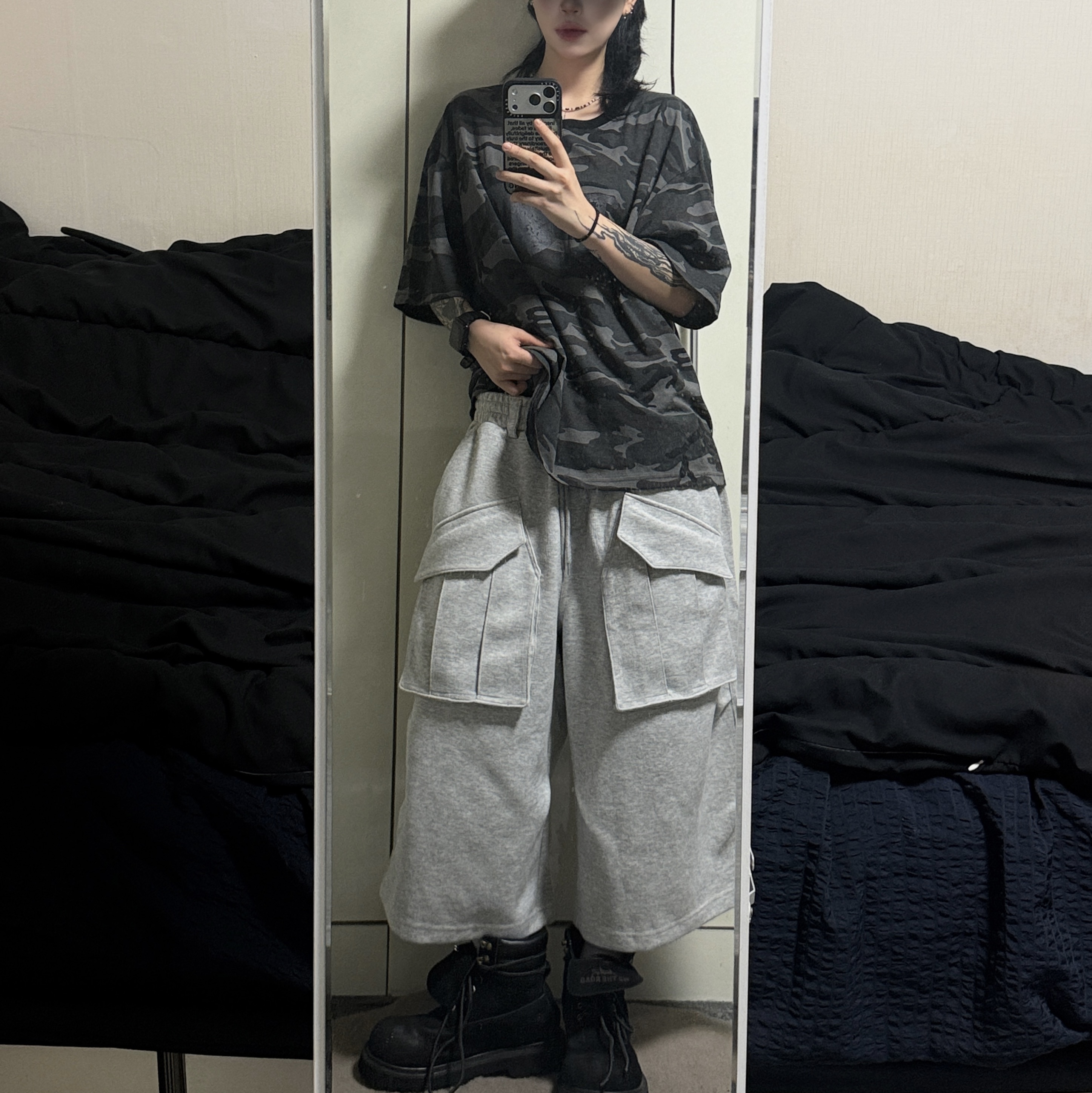 [KREAM 단독] Flavorism Bermuda Cargo Sweat Pants Melange 착용 스타일 - 2