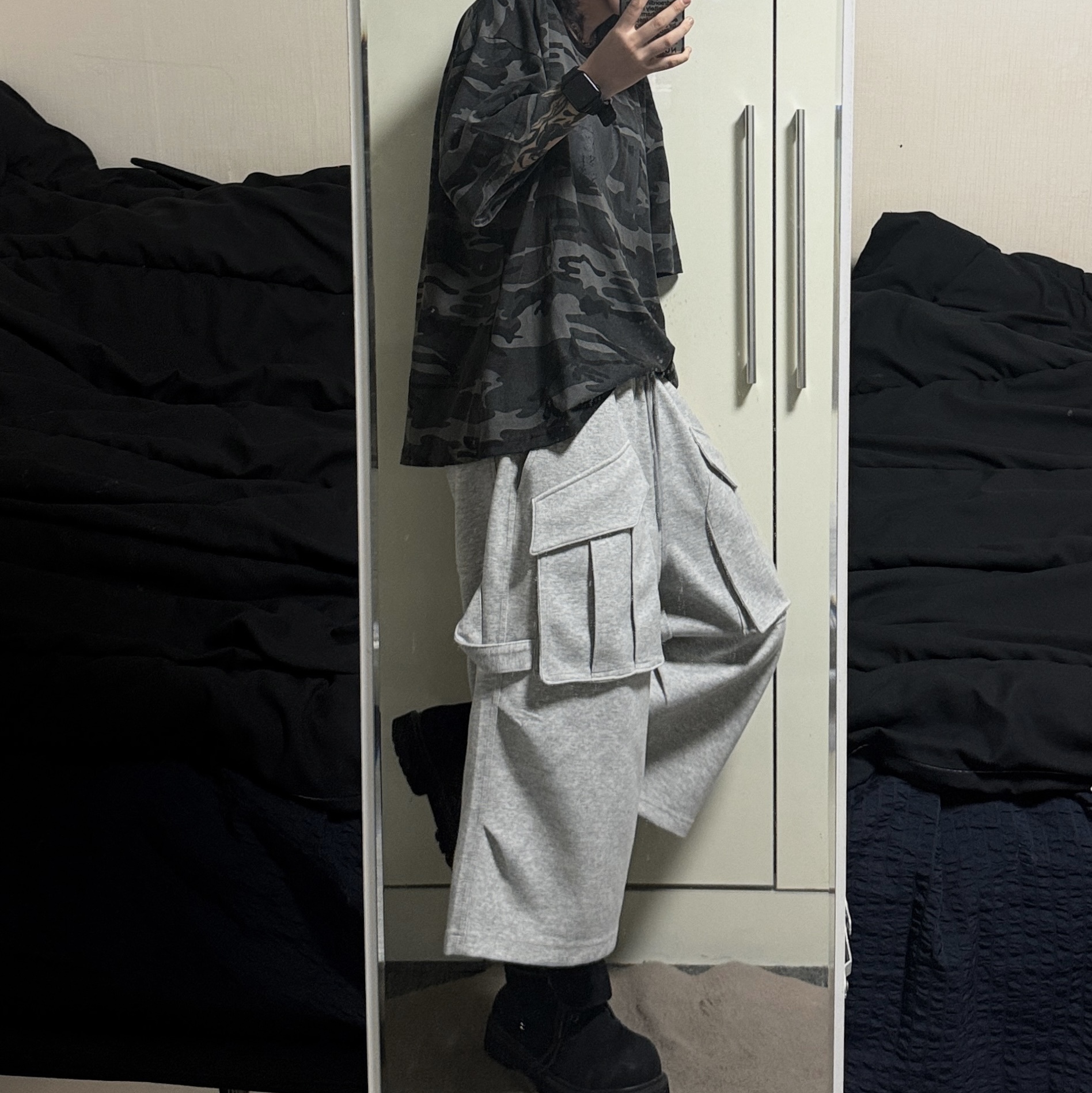 [KREAM 단독] Flavorism Bermuda Cargo Sweat Pants Melange 착용 스타일 - 1