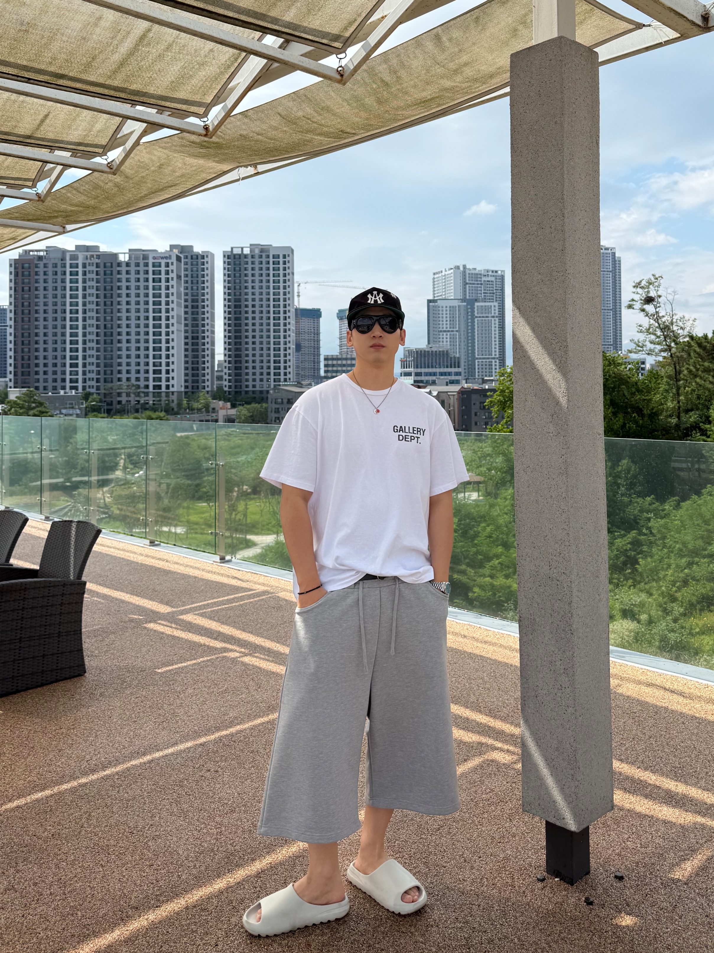 MJD Capri Sweat Pants Melange Grey, Gallery Dept. Souvenir T-Shirt White 착용 스타일