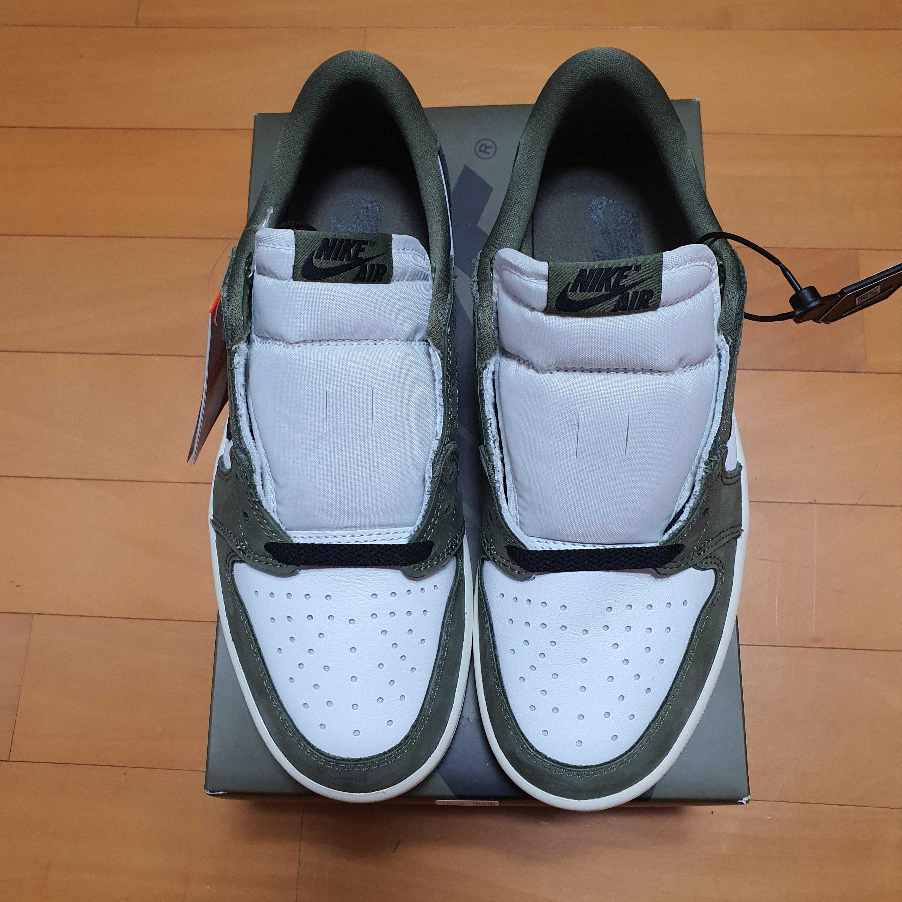 Jordan 1 Retro Low OG Medium Olive and Summit White 착용 스타일