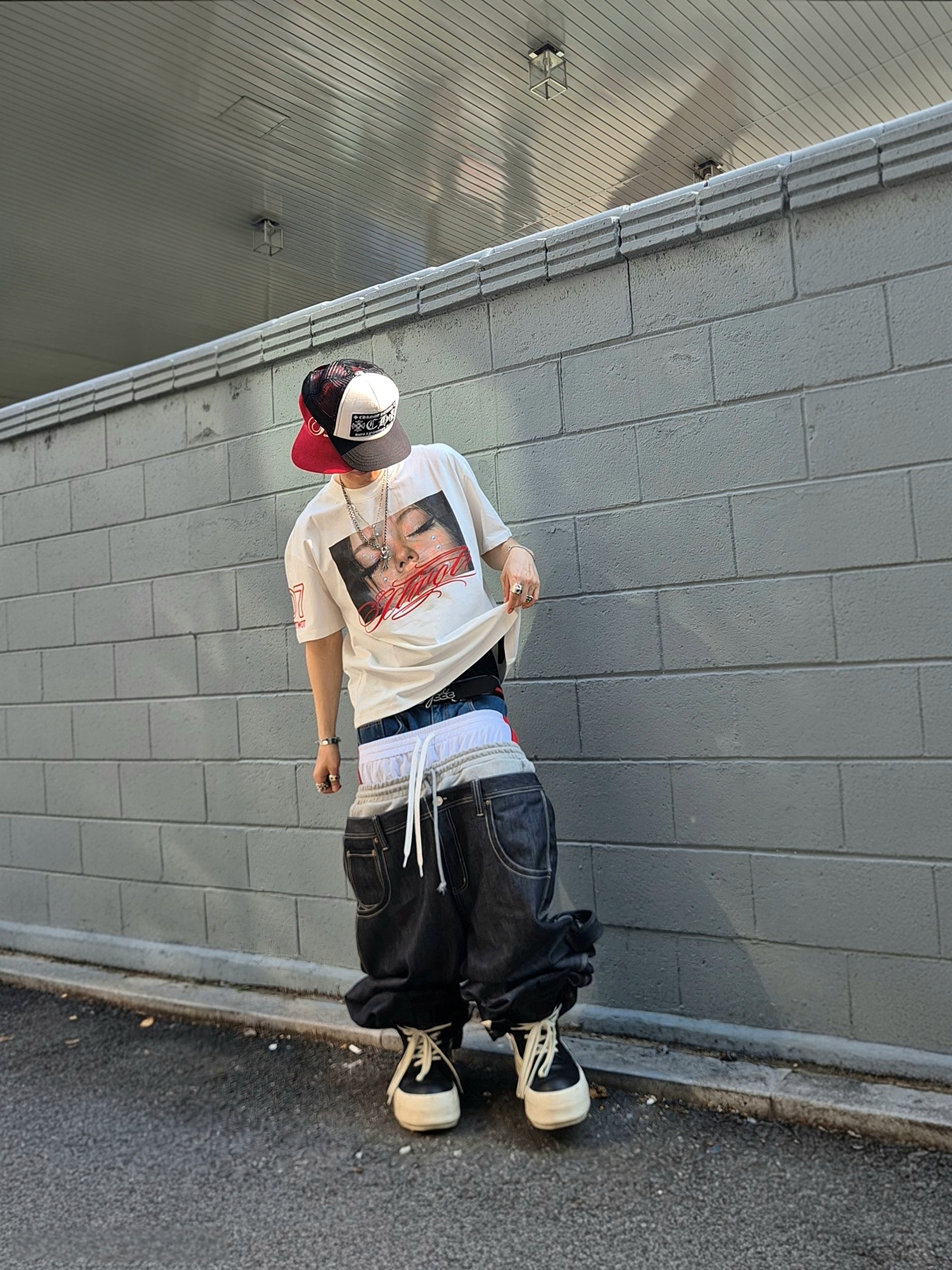 Hommless Corduroy H Logo 5 Panel Hat Red, Chrome Hearts CH Hollywood Trucker Hat Black White 착용 스타일 - 1