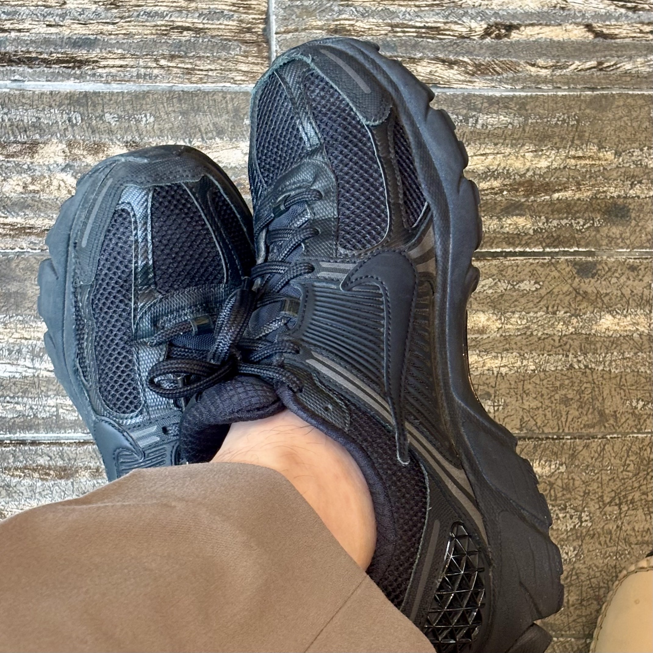 Nike Zoom Vomero 5 SP Black 착용 스타일 - 3