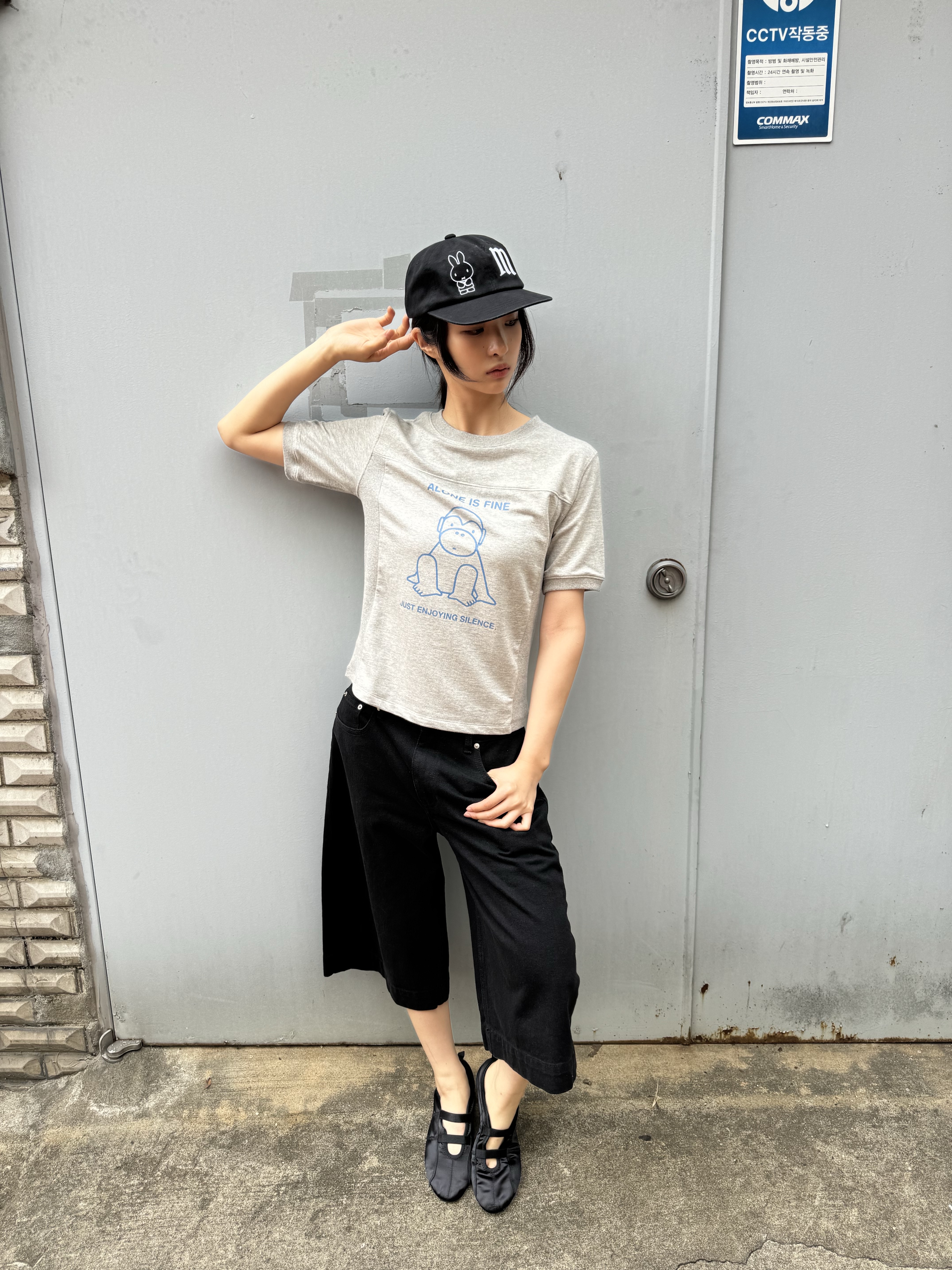 MILLO WOMEN x miffy Silence Monkey Jersey T-Shirt Melange Gray, MILLO WOMEN x miffy Miffy Signature Cap Black 착용 스타일 - 3