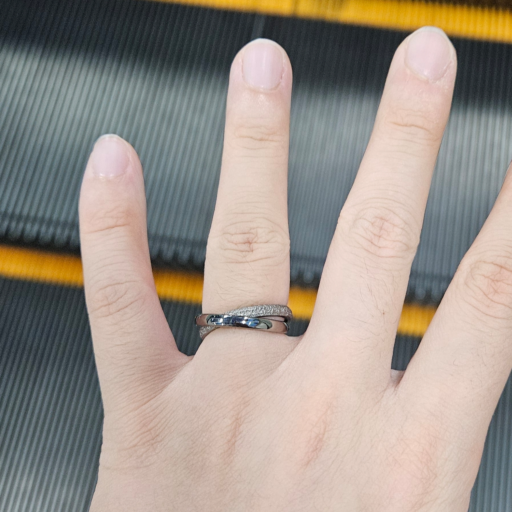 Millo Archive Eclips Ring Black Nickel 착용 스타일